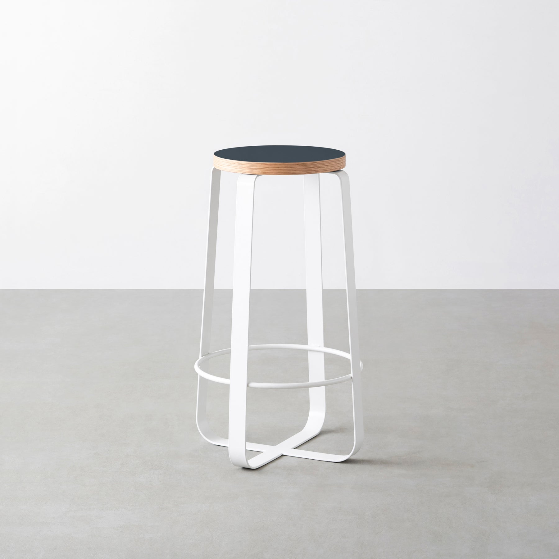 KanademonoのリノリウムSmokey_blue Round座面とホワイトのCross_Plate脚を合わせたシンプルモダンなHighスツール