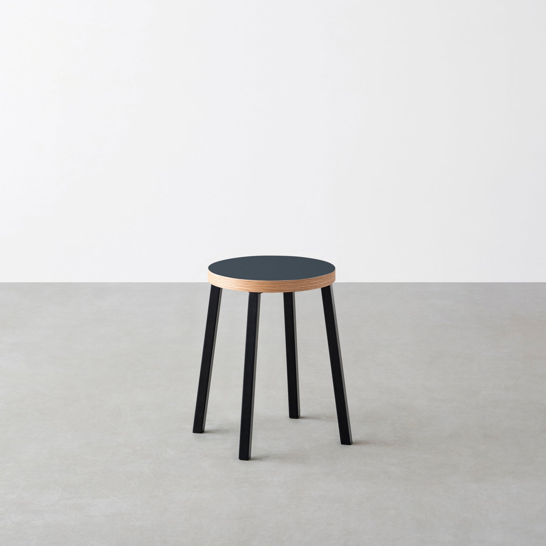 KanademonoのリノリウムSmokey_blue  　Round座面とブラックのSlant Bar脚を合わせたシンプルモダンなスツール