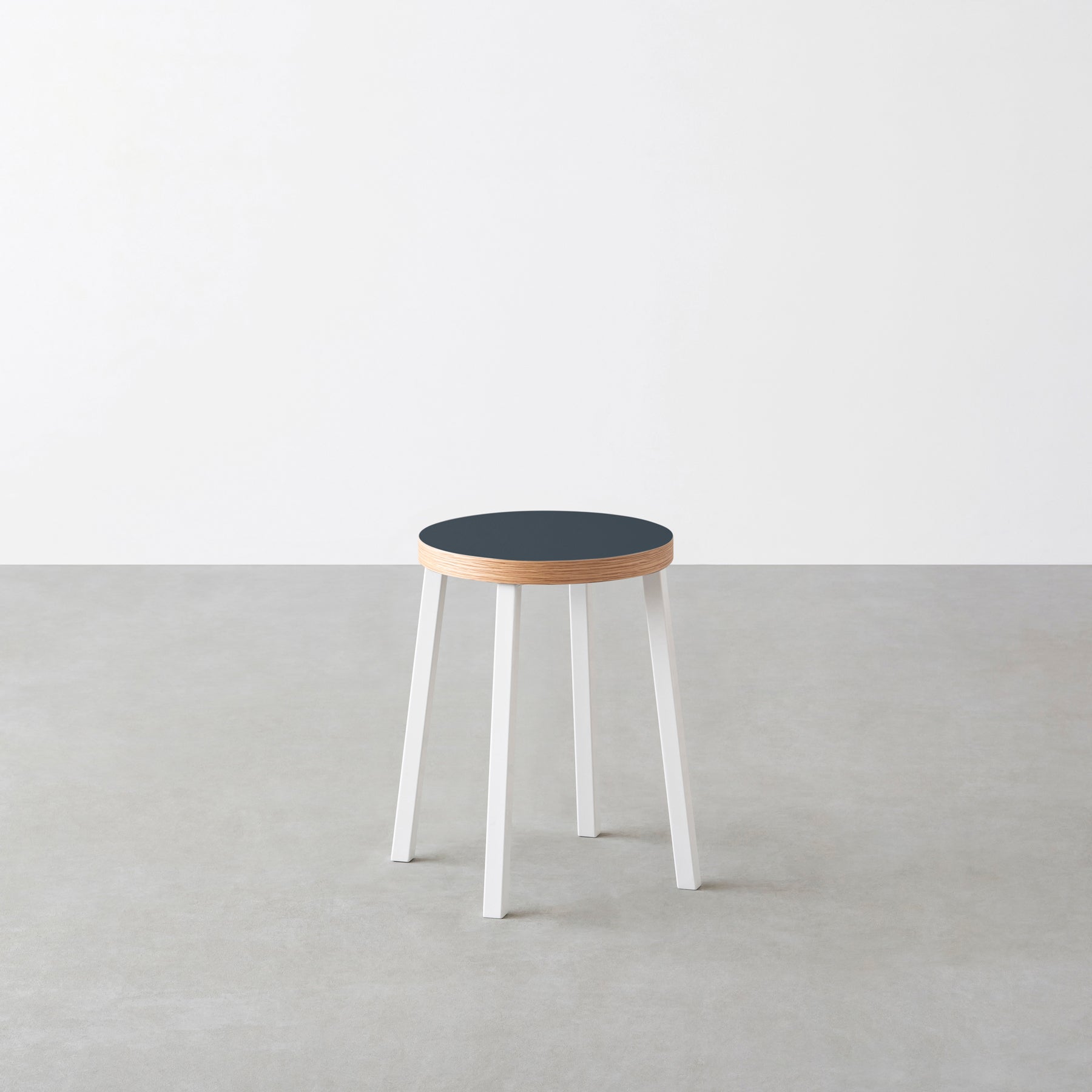 KanademonoのリノリウムSmokey_blue Round座面とホワイトのSlant Bar脚を合わせたシンプルモダンなスツール