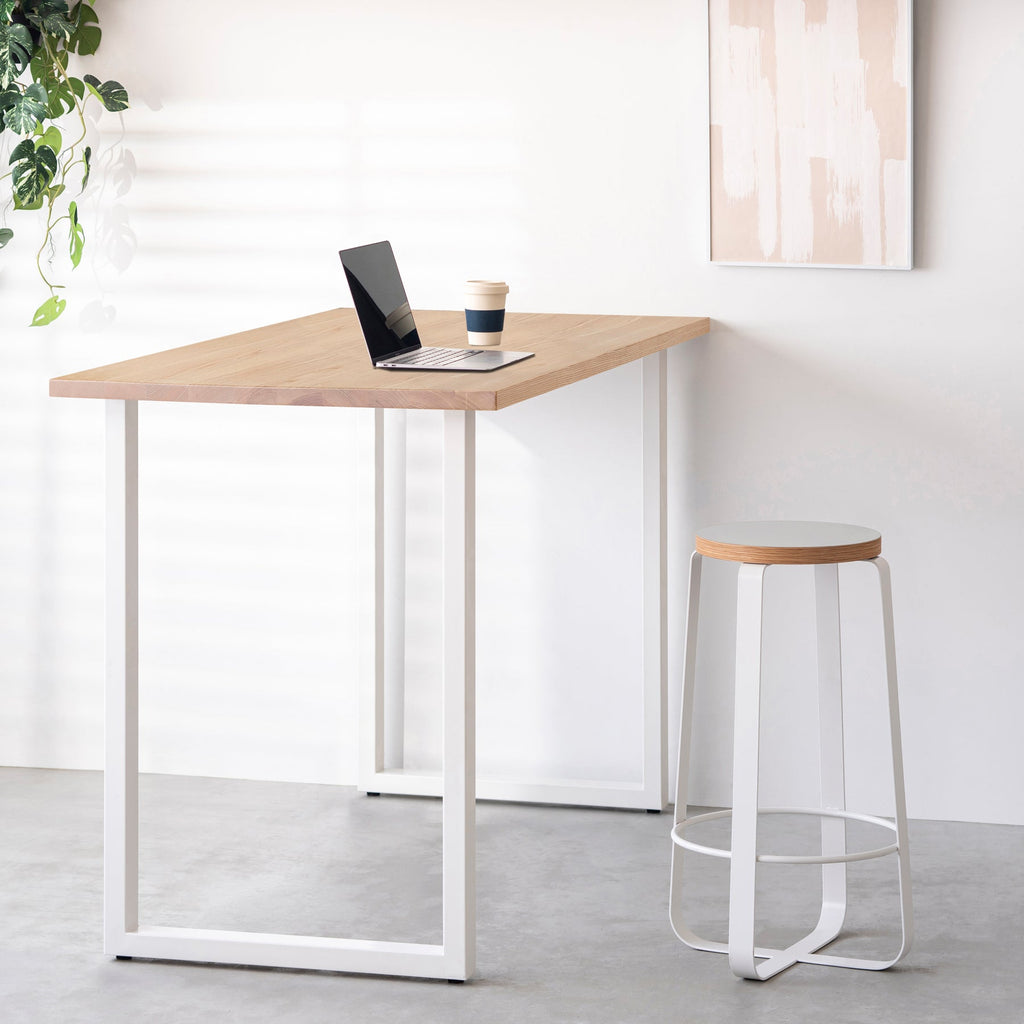 KanademonoのリノリウムVapour Round座面とホワイトのCross_Plate脚を合わせたシンプルモダンなHighスツール（使用例）