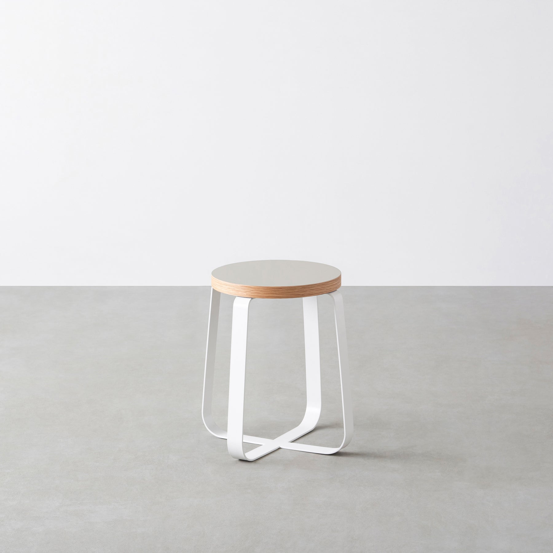 KanademonoのリノリウムVapour Round座面とホワイトのCross Plate脚を合わせたシンプルモダンなスツール