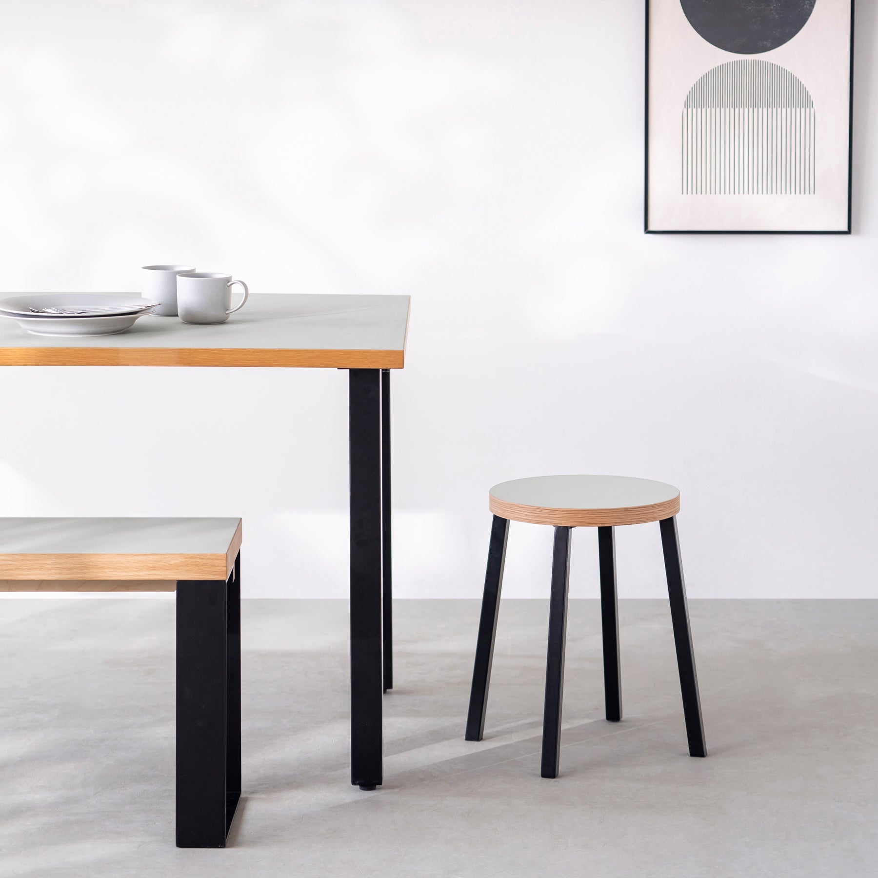KanademonoのリノリウムVapour Round座面とブラックのSlant Bar脚を合わせたシンプルモダンなスツール（使用例）