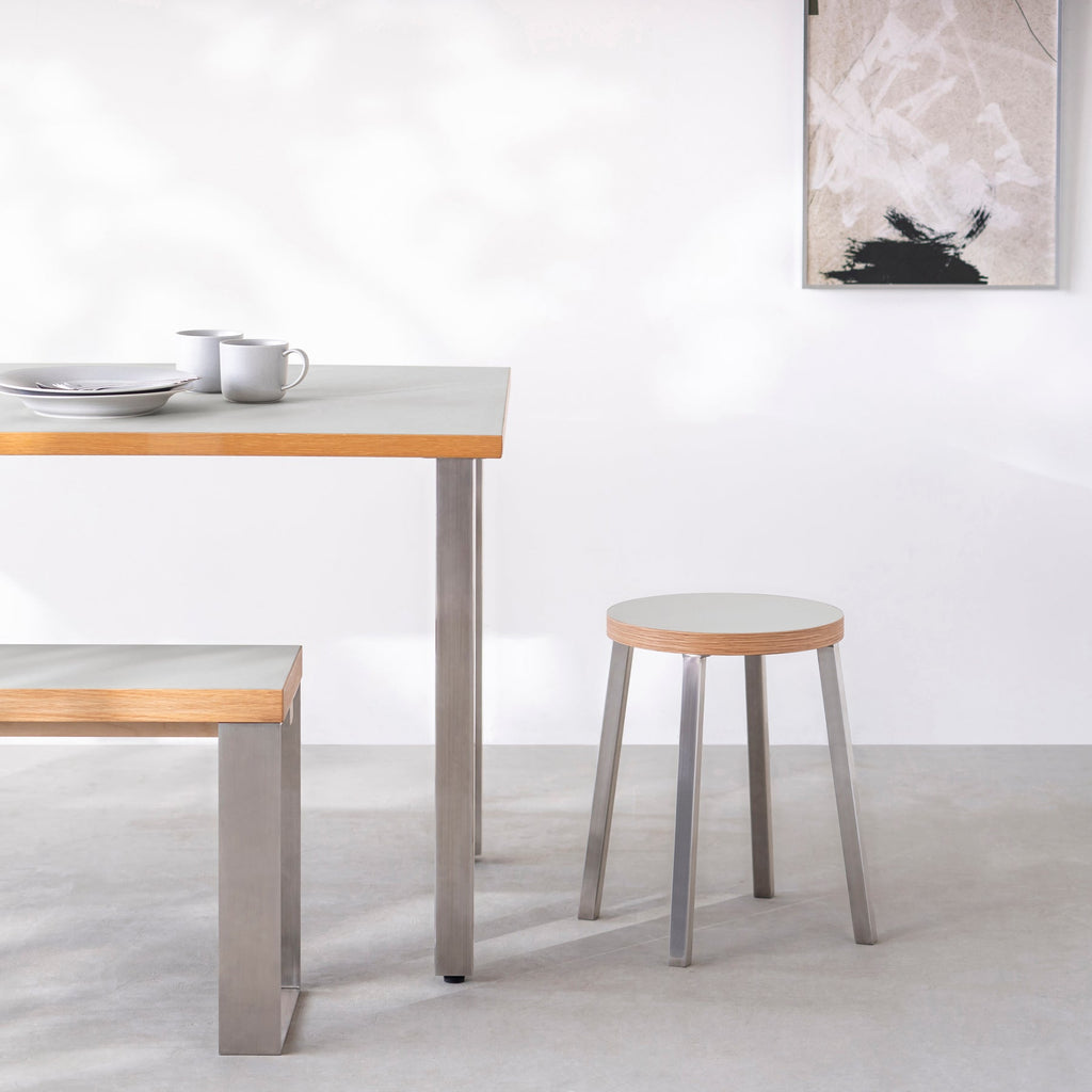 KanademonoのリノリウムVapour Round座面とステンレスのSlant Bar脚を合わせたシンプルモダンなスツール（使用例）