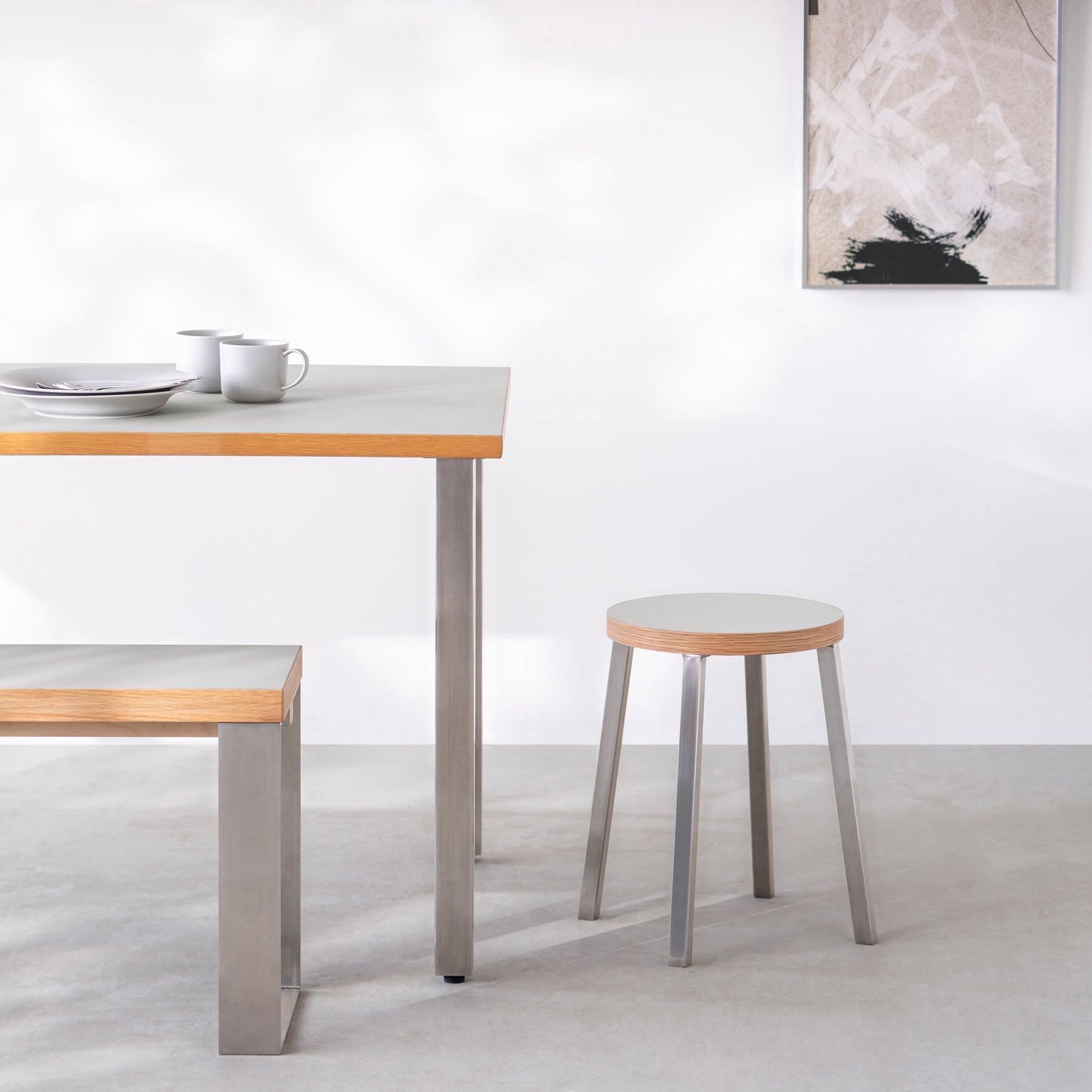 KanademonoのリノリウムVapour Round座面とステンレスのSlant Bar脚を合わせたシンプルモダンなスツール（使用例）