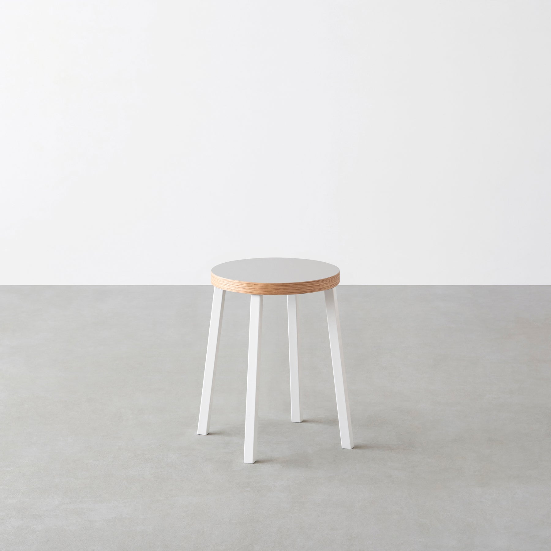 KanademonoのリノリウムVapour Round座面とホワイトのSlant Bar脚を合わせたシンプルモダンなスツール