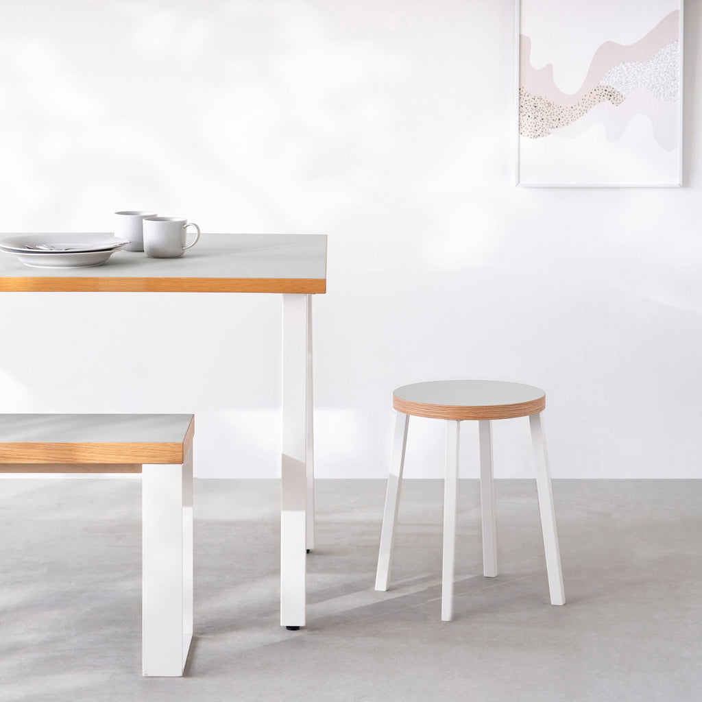 KanademonoのリノリウムVapour Round座面とホワイトのSlant Bar脚を合わせたシンプルモダンなスツール （使用例）