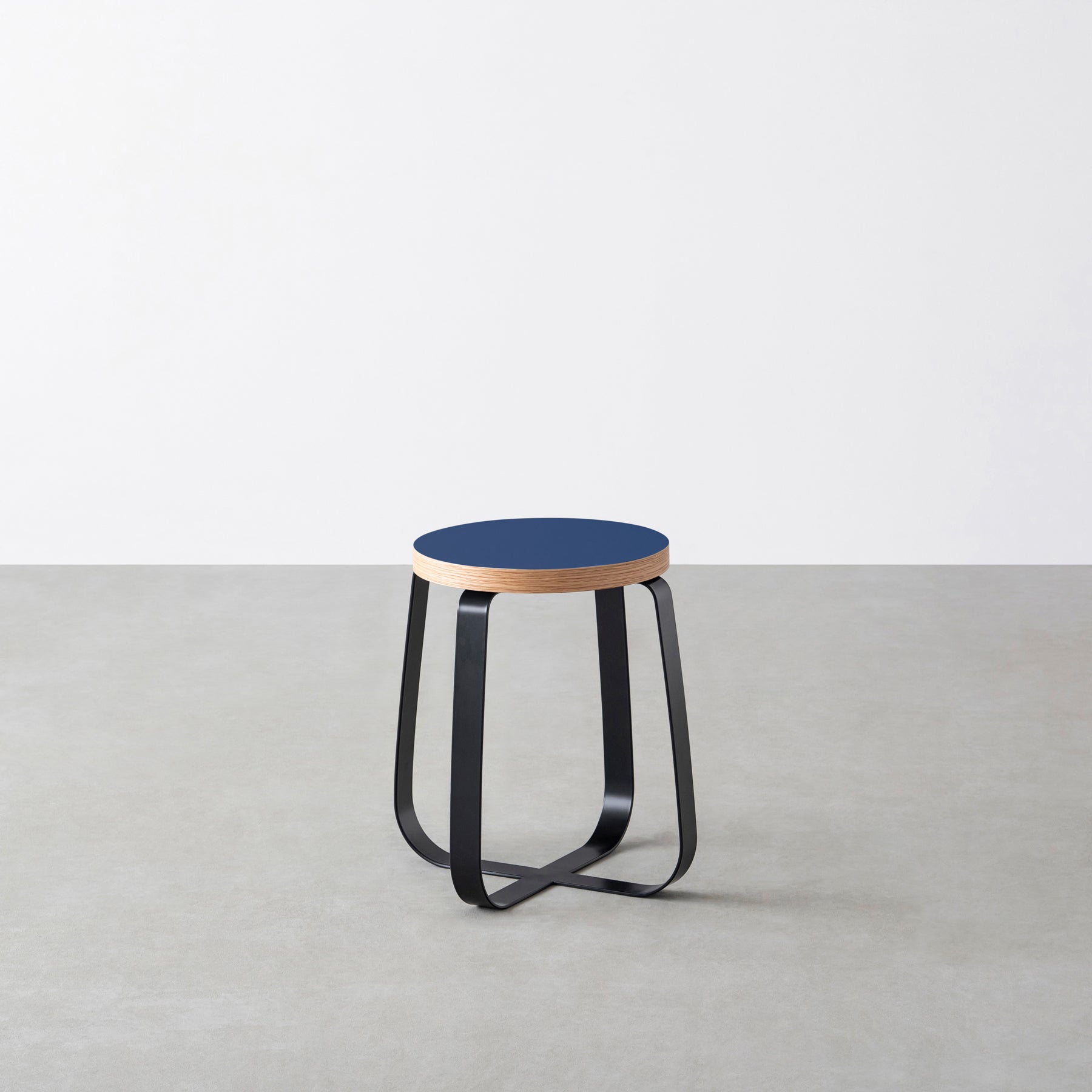 KanademonoのリノリウムMidnight_blue Round座面とブラックのCross Plate脚を合わせたシンプルモダンなスツール