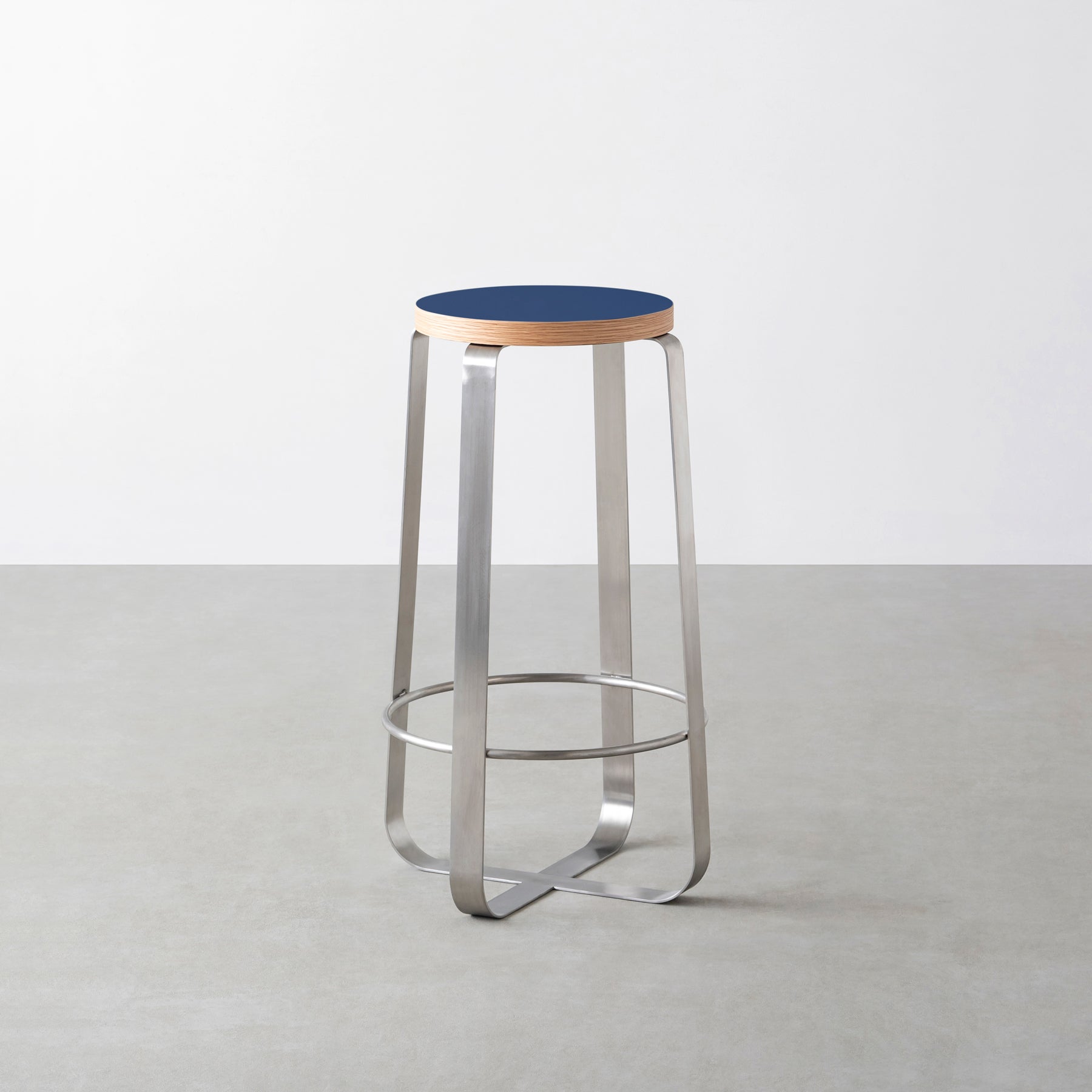 KanademonoのリノリウムMidnight_blue Round座面とステンレスのCross_Plate脚を合わせたシンプルモダンなHighスツール
