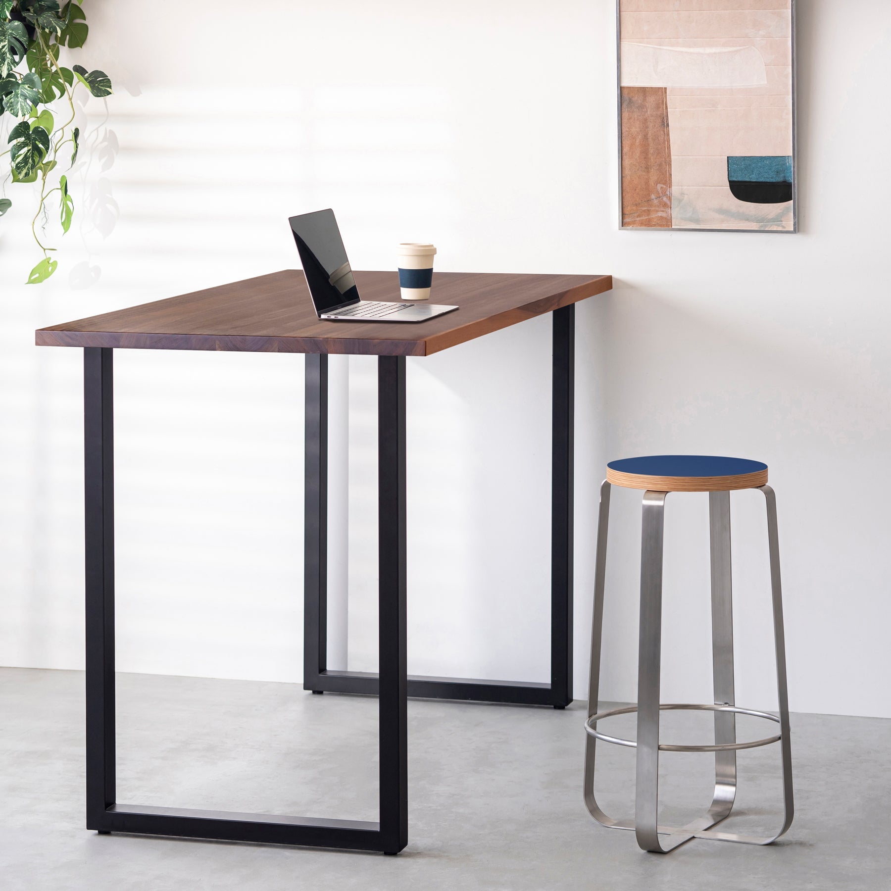 KanademonoのリノリウムMidnight_blue Round座面とステンレスのCross_Plate脚を合わせたシンプルモダンなHighスツール（使用例）