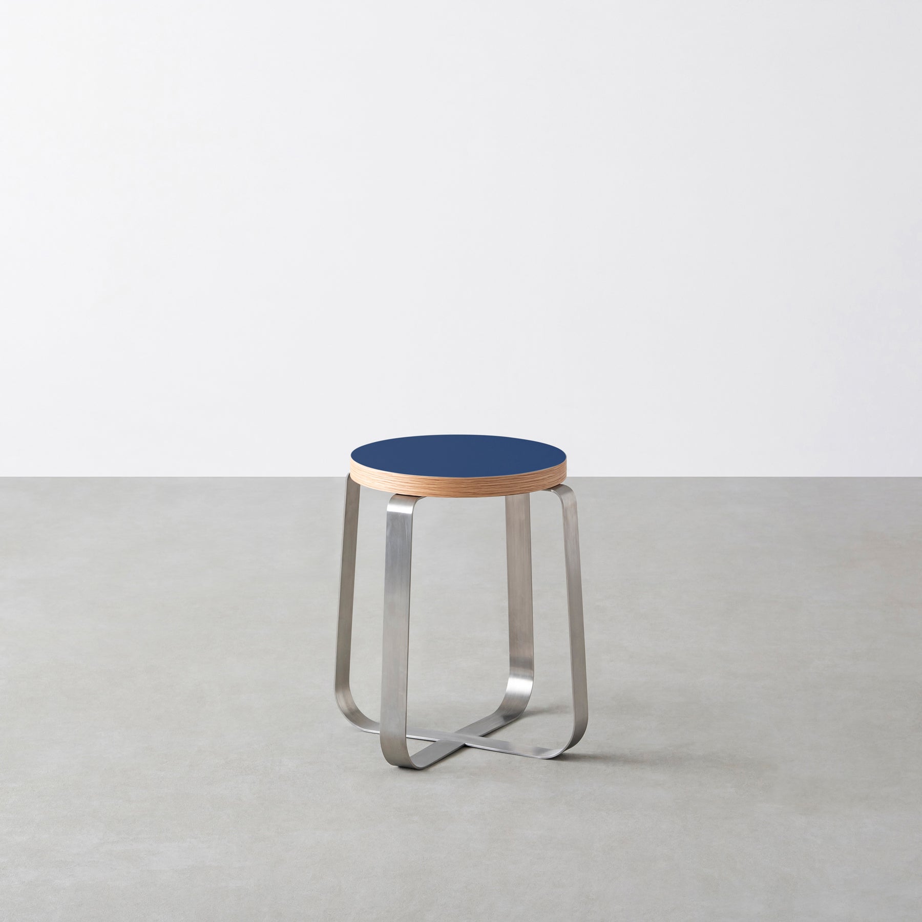 KanademonoのリノリウムMidnight_blue Round座面とステンレスのCross_Plate脚を合わせたシンプルモダンなスツール