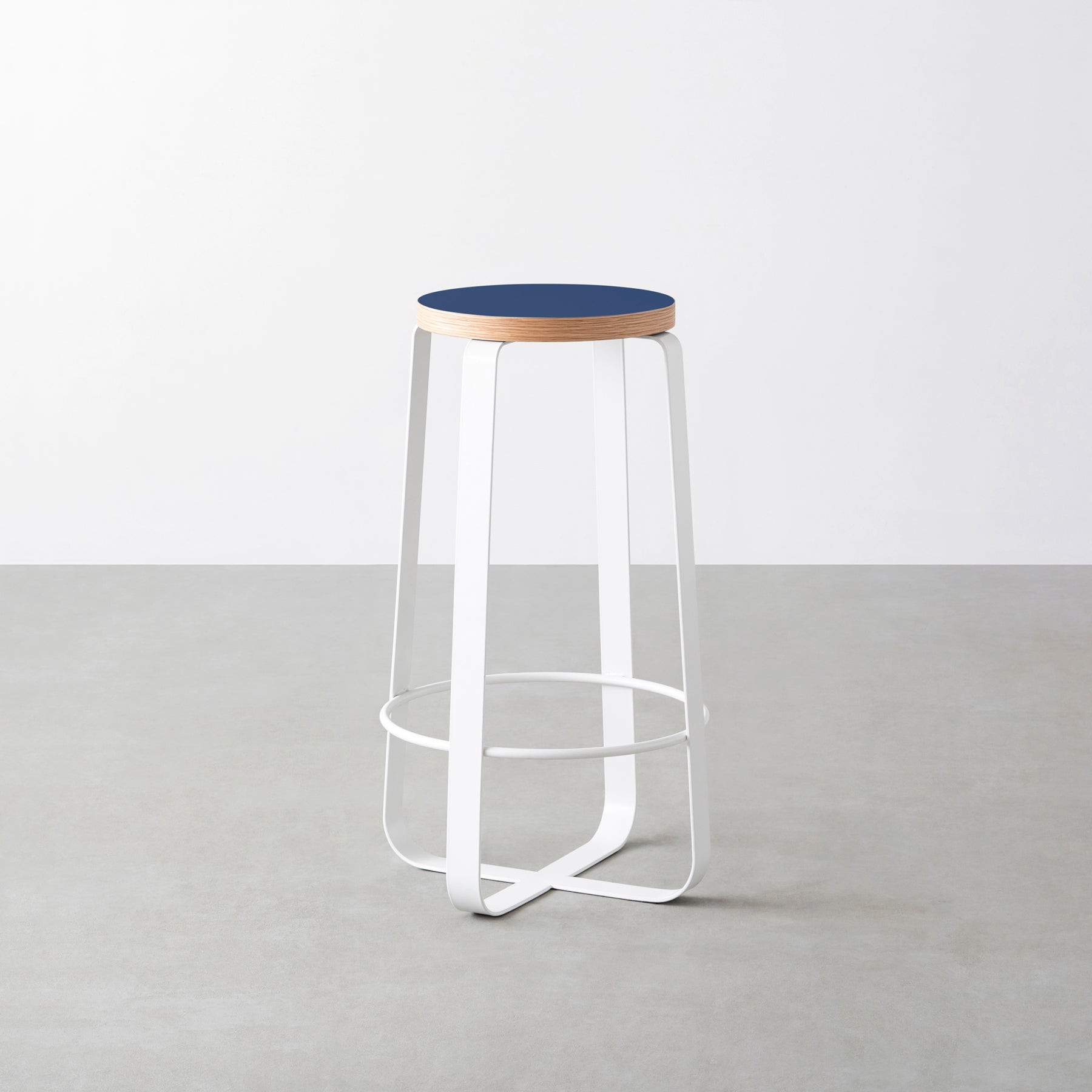 KanademonoのリノリウムMidnight_blue Round座面とホワイトのCross_Plate脚を合わせたシンプルモダンなHighスツール