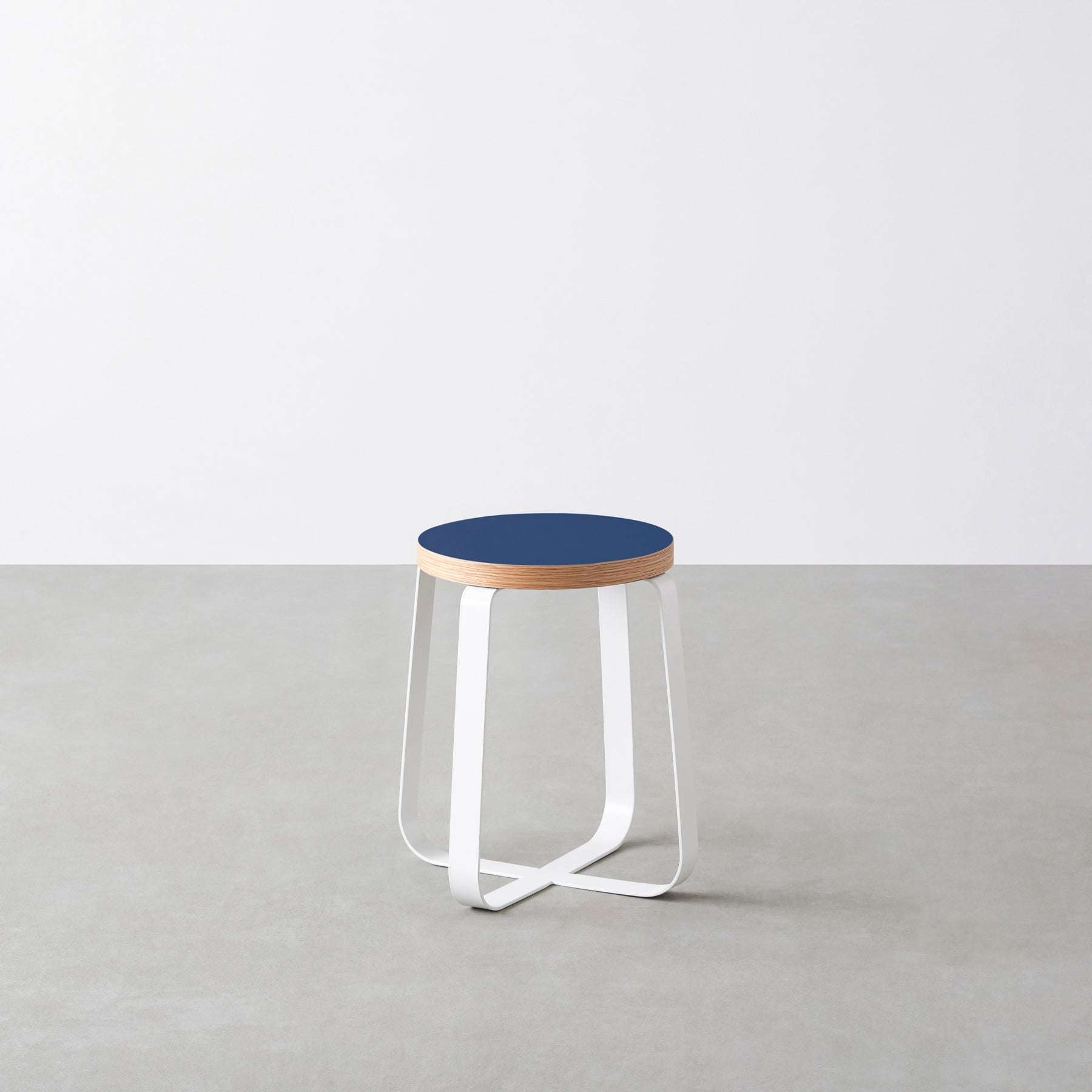 KanademonoのリノリウムMidnight_blue Round座面とホワイトのCross Plate脚を合わせたシンプルモダンなスツール
