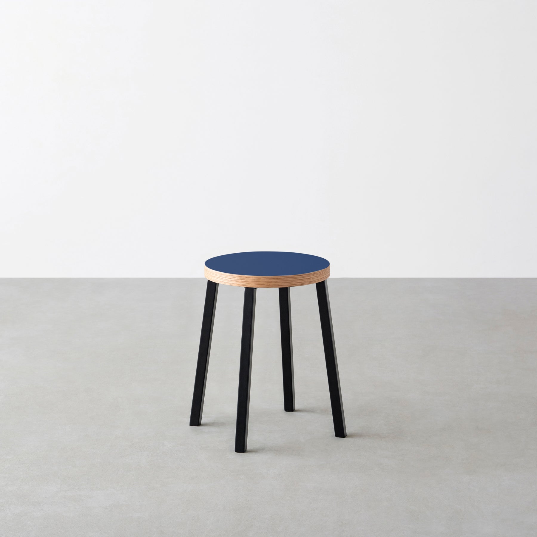 KanademonoのリノリウムMidnight_blue Round座面とブラックのSlant Bar脚を合わせたシンプルモダンなスツール