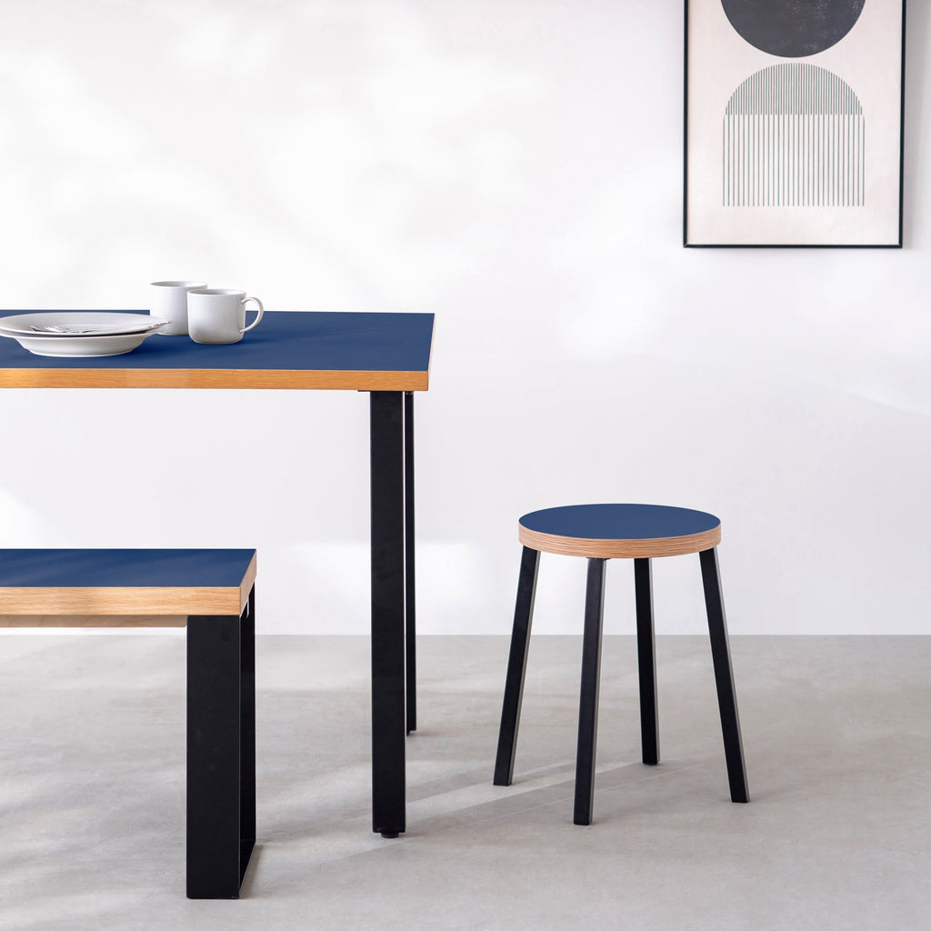 KanademonoのリノリウムMidnight_blue Round座面とブラックのSlant Bar脚を合わせたシンプルモダンなスツール（使用例）