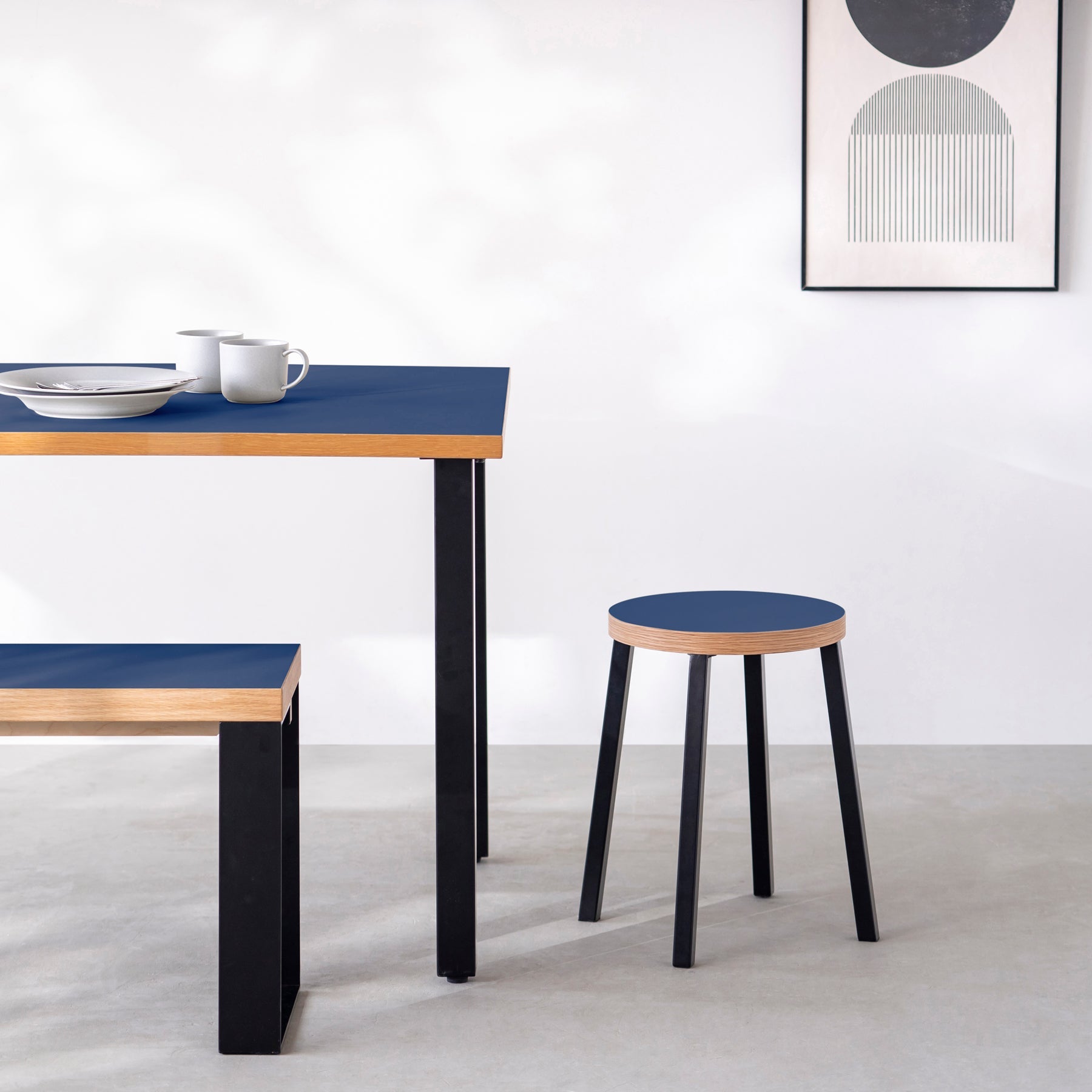 KanademonoのリノリウムMidnight_blue Round座面とブラックのSlant Bar脚を合わせたシンプルモダンなスツール（使用例）