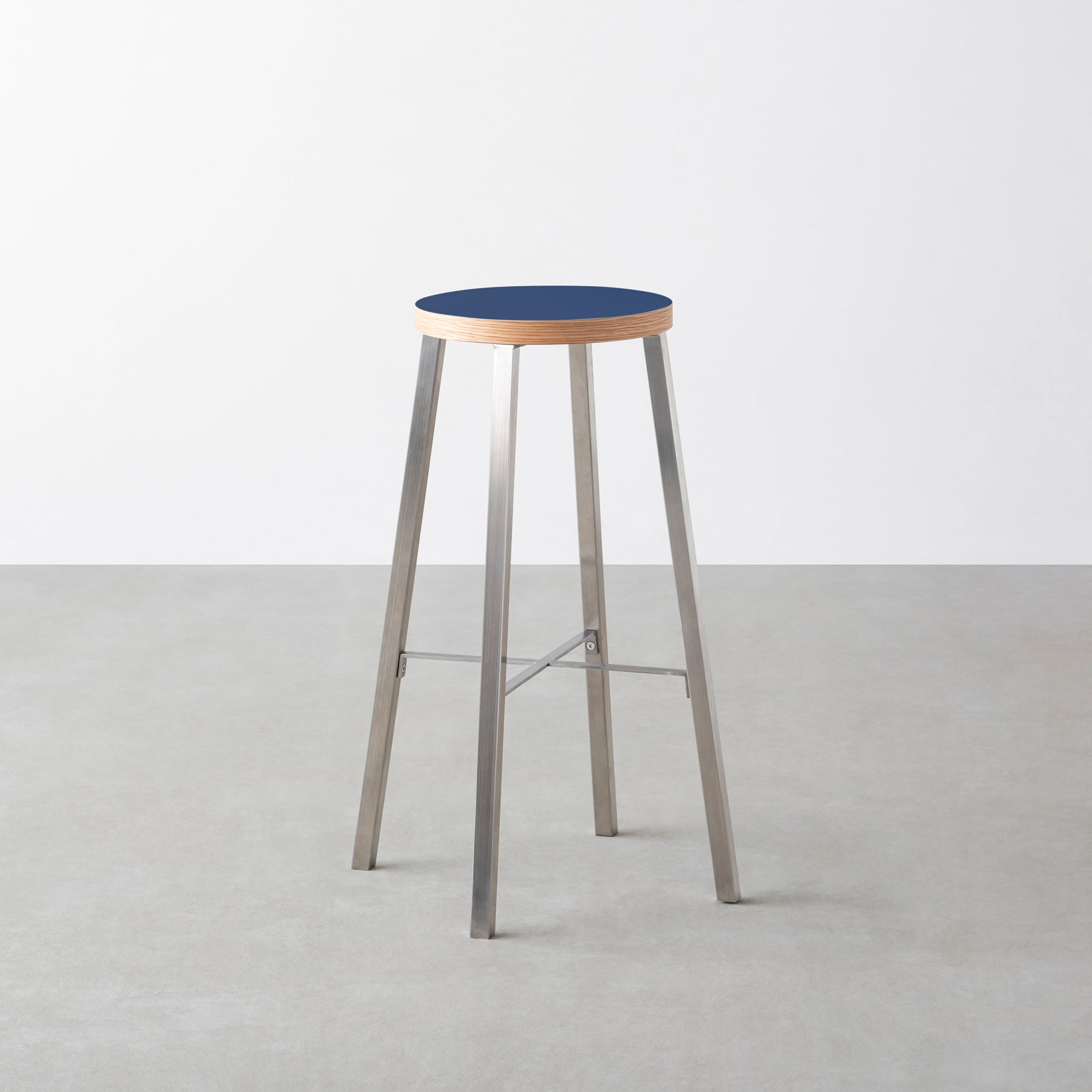 KanademonoのリノリウムMidnight_blue Round座面とステンレスのSlant_Bar脚を合わせたシンプルモダンなHighスツール