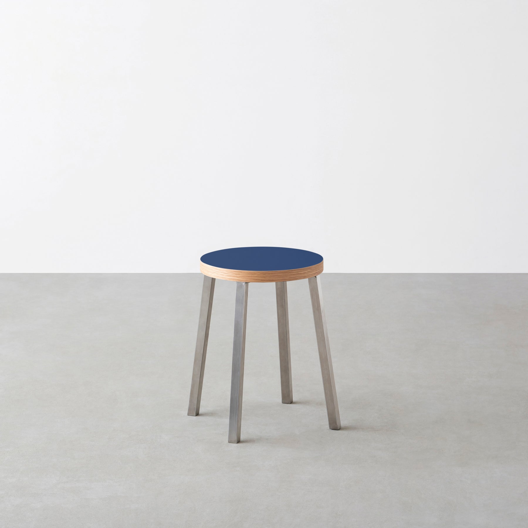 KanademonoのリノリウムMidnight_blue Round座面とステンレスのSlant_Bar脚を合わせたシンプルモダンなスツール