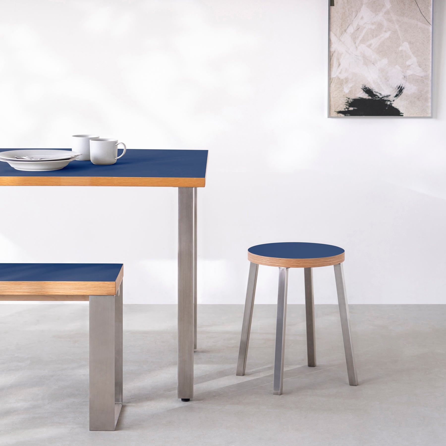 KanademonoのリノリウムMidnight_blue Round座面とステンレスのSlant_Bar脚を合わせたシンプルモダンなスツールの使用例