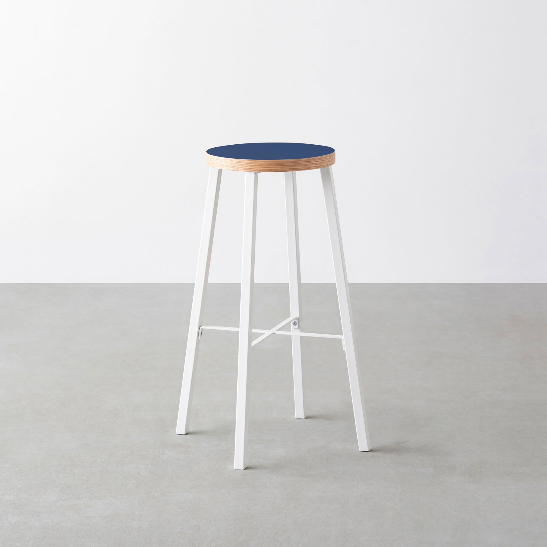 KanademonoのリノリウムMidnight_blue Round座面とホワイトのSlant_Bar脚を合わせたシンプルモダンなHighスツール