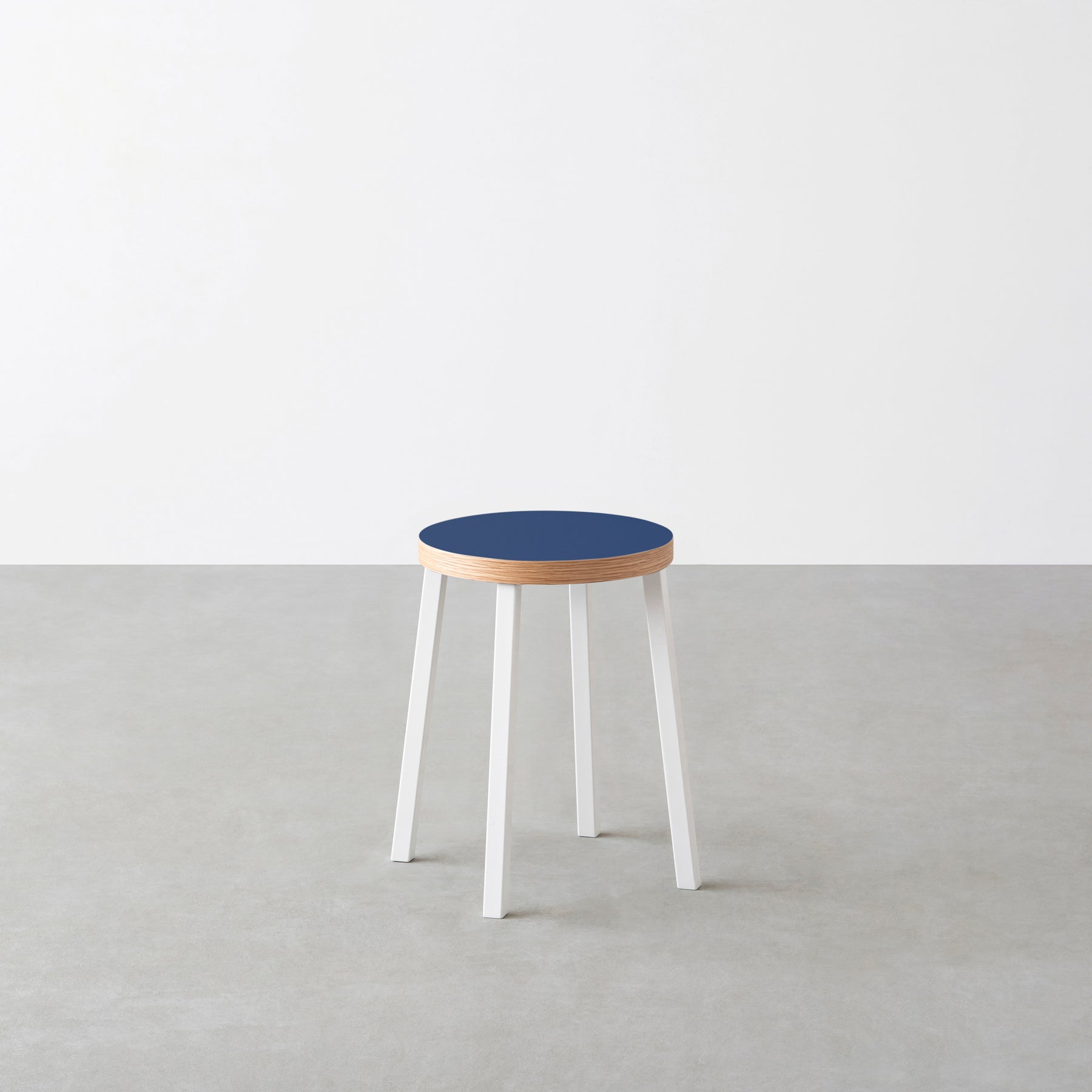 KanademonoのリノリウムMidnight_blue Round座面とホワイトのSlant Bar脚を合わせたシンプルモダンなスツール