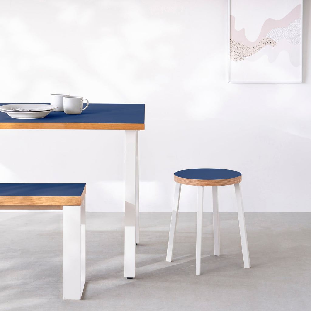 KanademonoのリノリウムMidnight_blue Round座面とホワイトのSlant Bar脚を合わせたシンプルモダンなスツール（使用例）