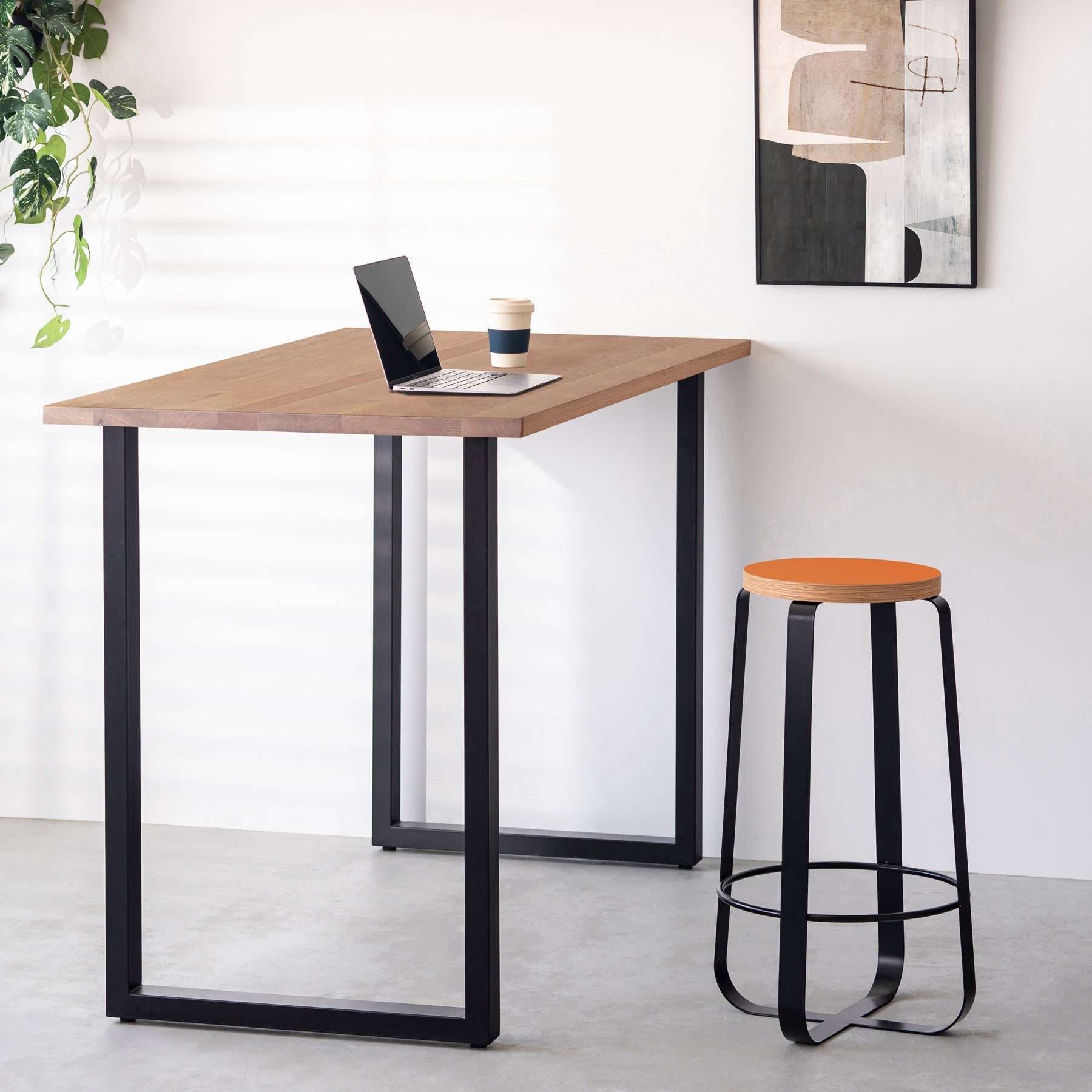 KanademonoのリノリウムOrange_blast Round座面とブラックのCross_Plate脚を合わせたシンプルモダンなHighスツール（使用例）