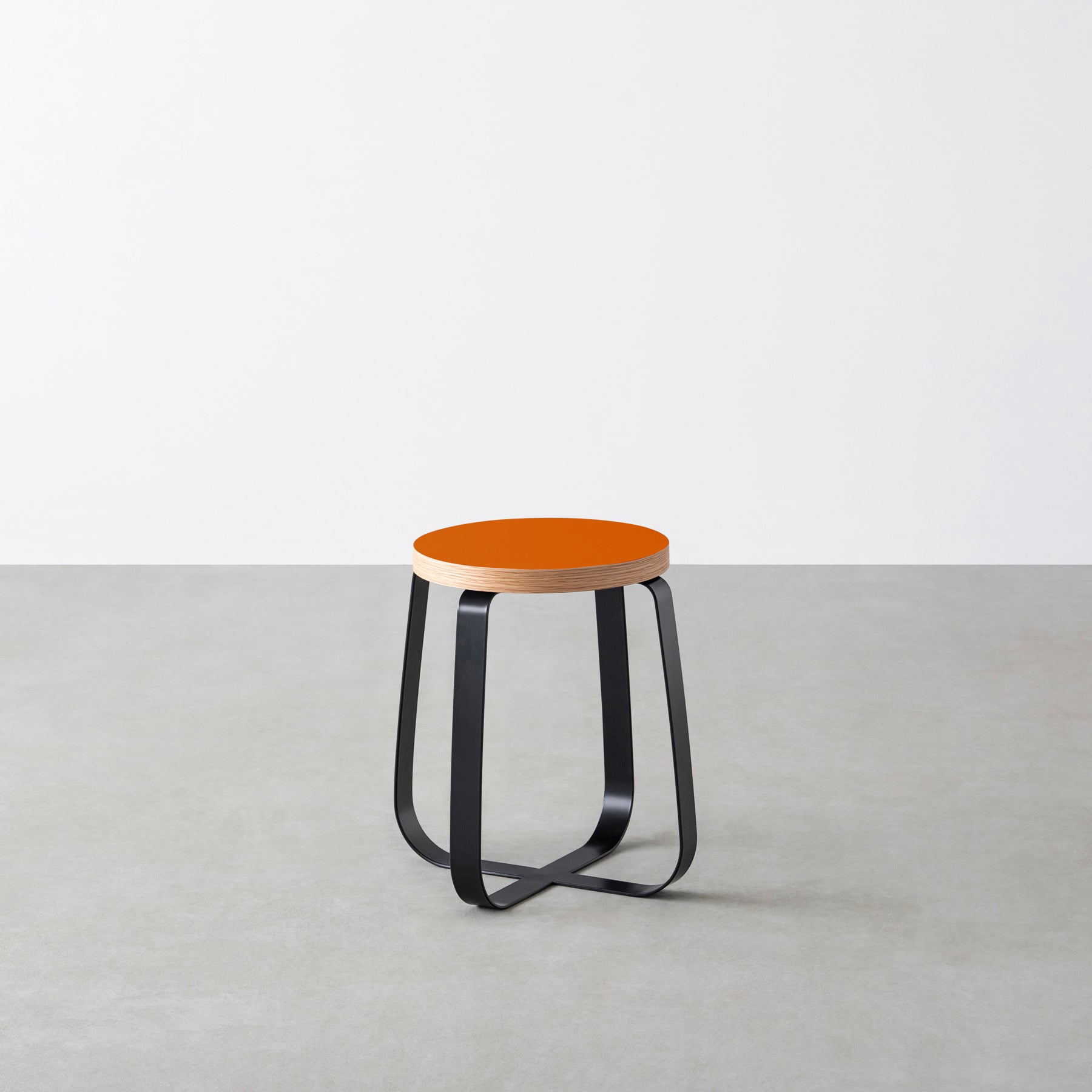 KanademonoのリノリウムOrange_blast Round座面とブラックのCross Plate脚を合わせたシンプルモダンなスツール