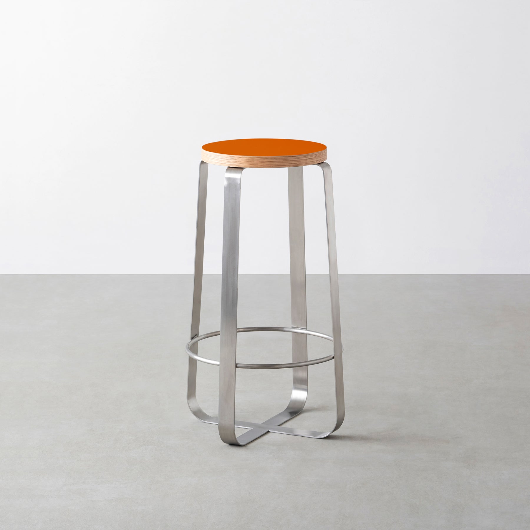 KanademonoのリノリウムOrange_blast Round座面とステンレスのCross_Plate脚を合わせたシンプルモダンなHighスツール