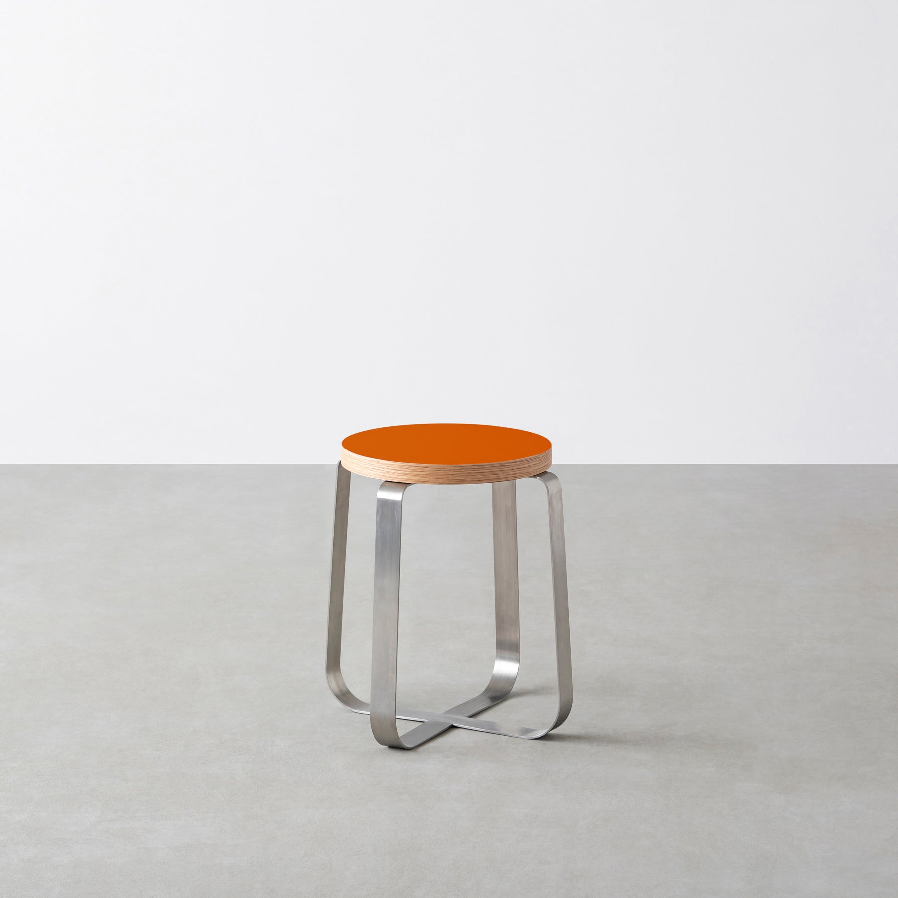 KanademonoのリノリウムOrange_blast Round座面とステンレスのCross_Plate脚を合わせたシンプルモダンなスツール