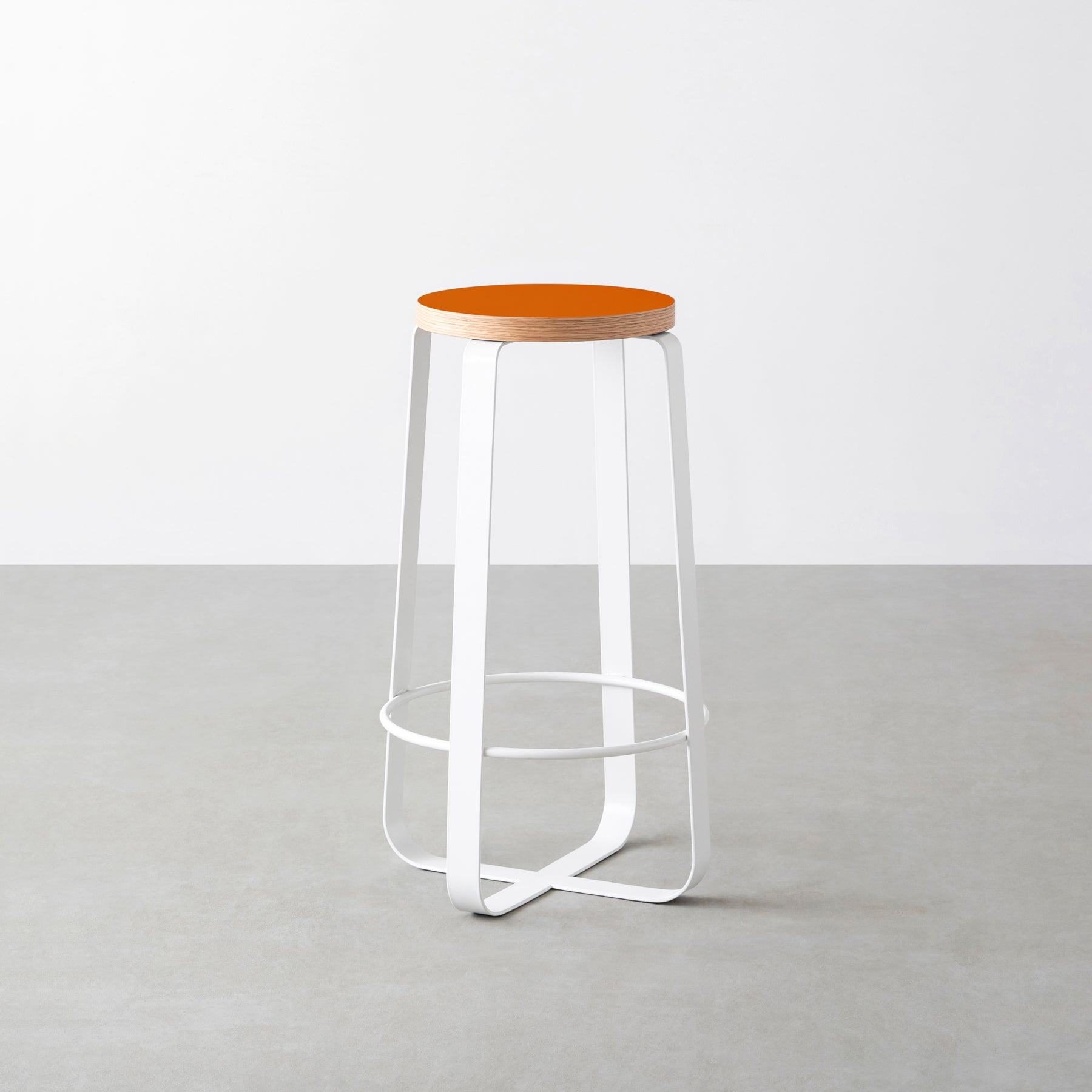 Kanademonoのリノリウム Orange_blast　Round座面とホワイトのCross_Plate脚を合わせたシンプルモダンなHighスツール