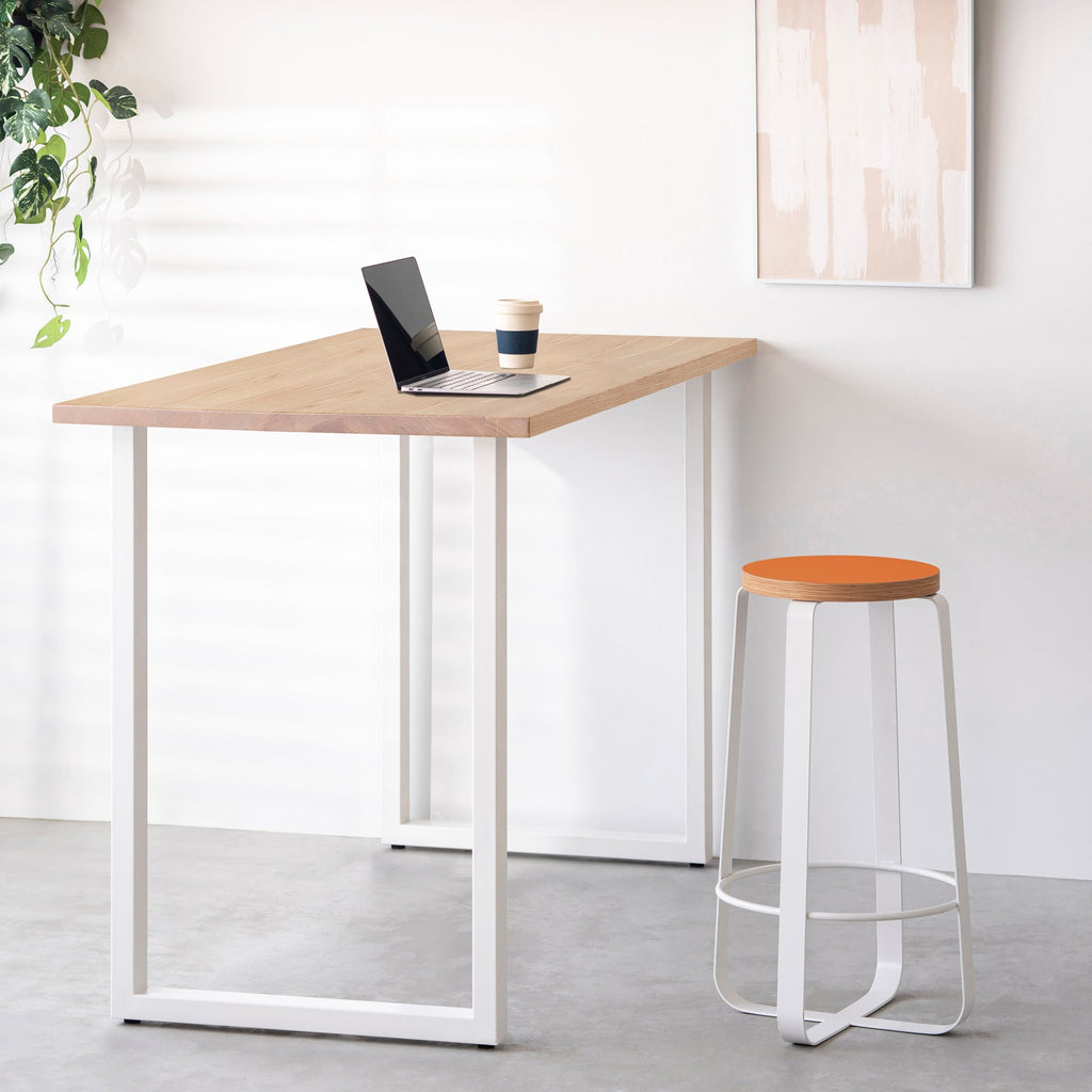 Kanademonoのリノリウム Orange_blast　Round座面とホワイトのCross_Plate脚を合わせたシンプルモダンなHighスツール（使用例）