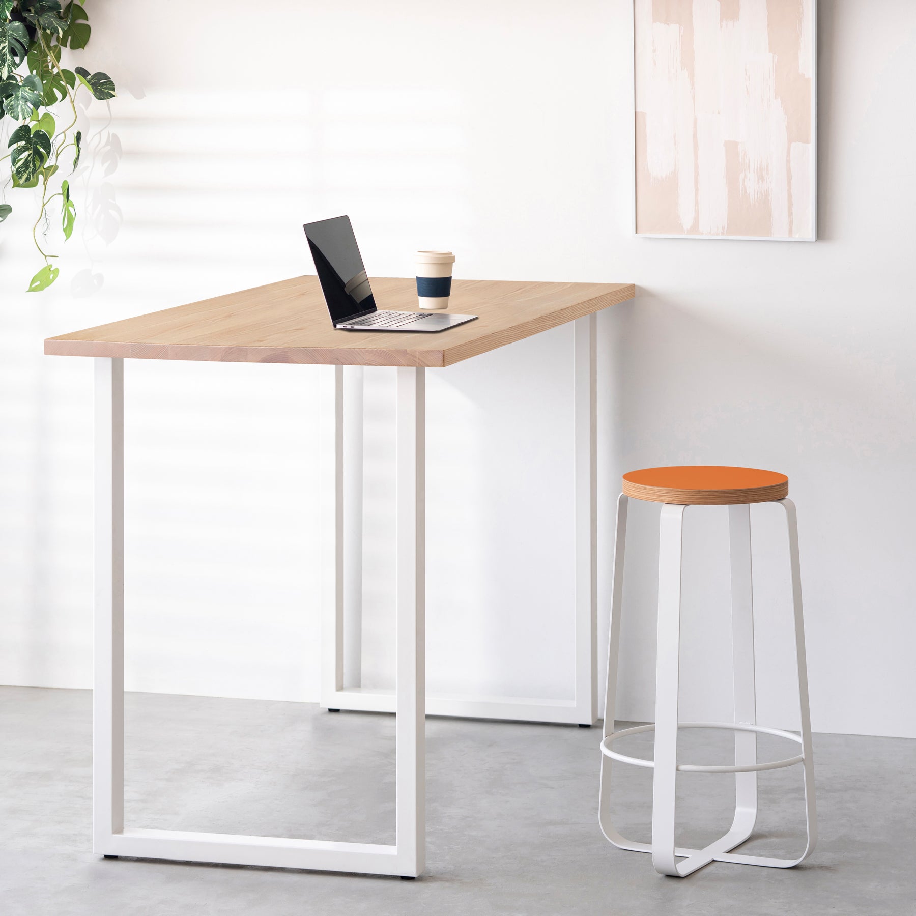 Kanademonoのリノリウム Orange_blast　Round座面とホワイトのCross_Plate脚を合わせたシンプルモダンなHighスツール（使用例）