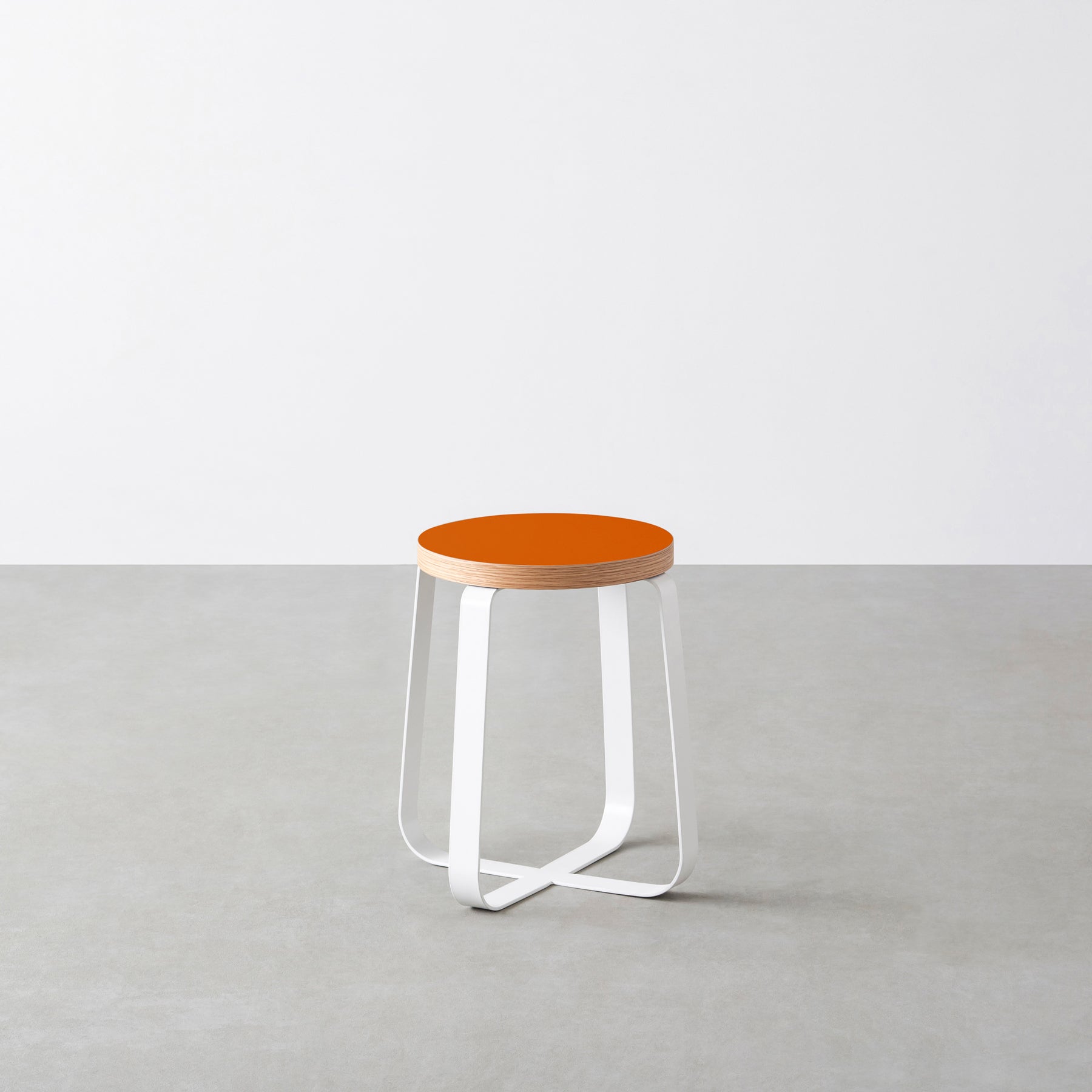 KanademonoのリノリウムOrange_blast Round座面とホワイトのCross Plate脚を合わせたシンプルモダンなスツール