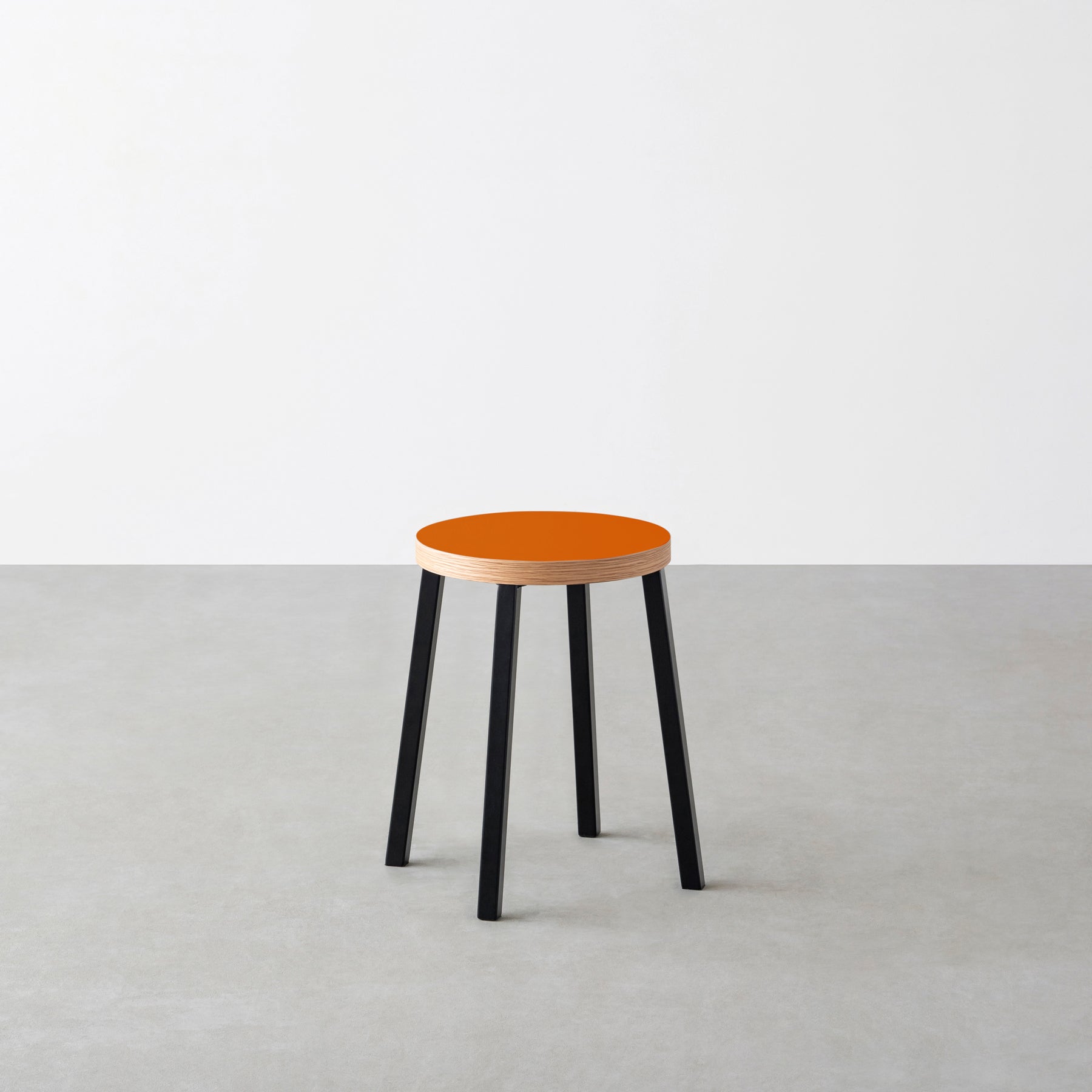KanademonoのリノリウムOrange_blast Round座面とブラックのSlant Bar脚を合わせたシンプルモダンなスツール