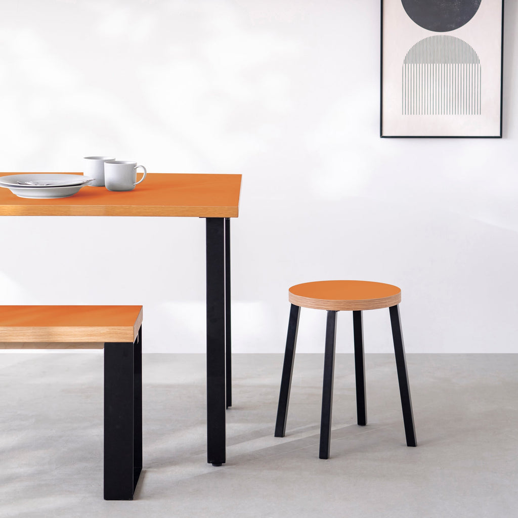 KanademonoのリノリウムOrange_blast Round座面とブラックのSlant Bar脚を合わせたシンプルモダンなスツール（使用例）