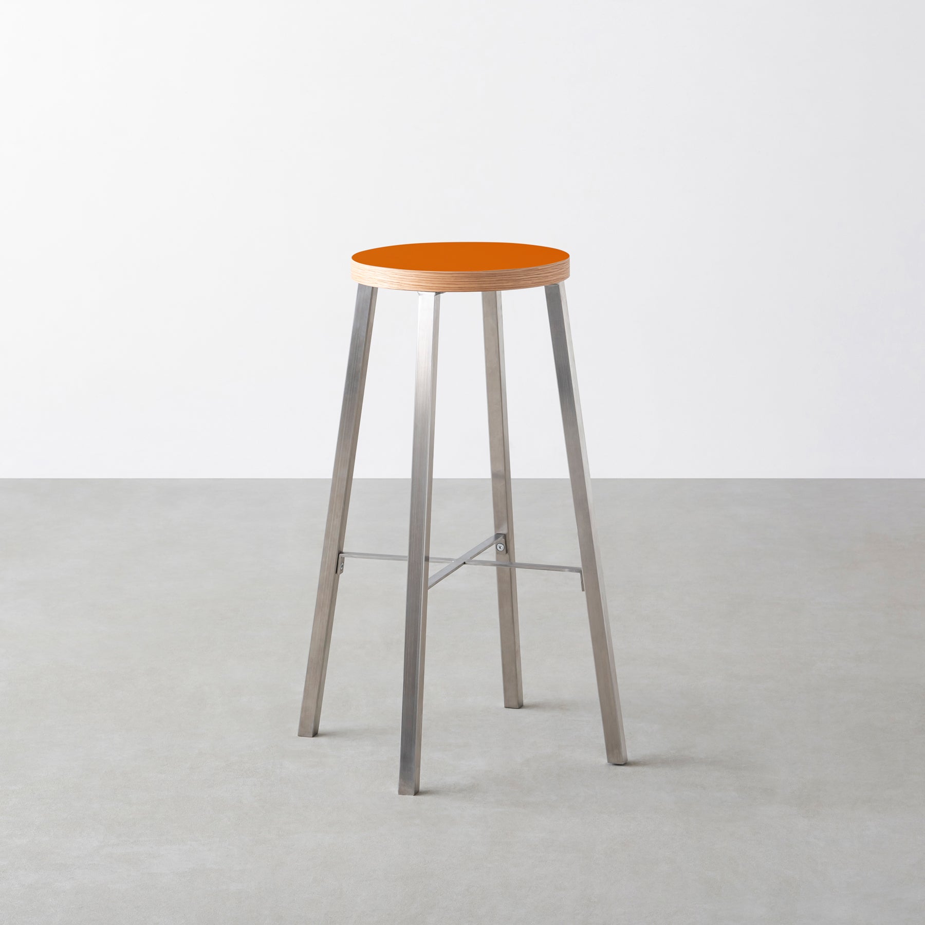KanademonoのリノリウムOrange_blast Round座面とステンレスのSlant_Bar脚を合わせたシンプルモダンなHighスツール