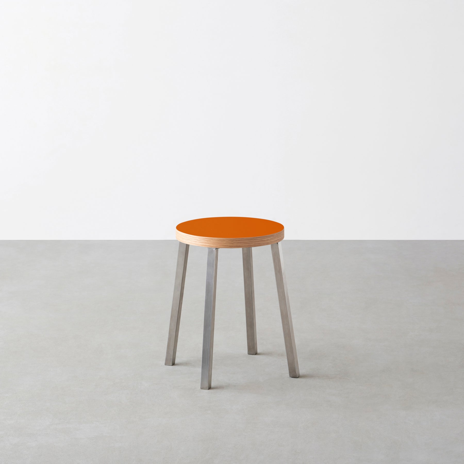 KanademonoのリノリウムOrange_blast Round座面とステンレスのSlant_Bar脚を合わせたシンプルモダンなスツール