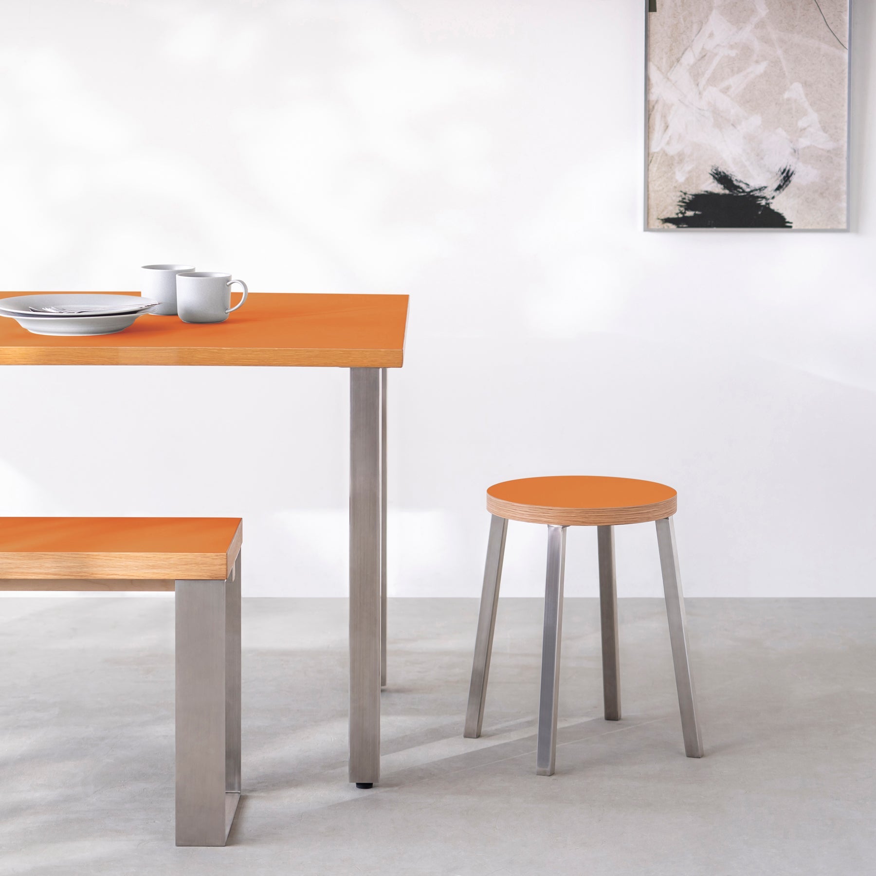 KanademonoのリノリウムOrange_blast Round座面とステンレスのSlant_Bar脚を合わせたシンプルモダンなスツールの使用例