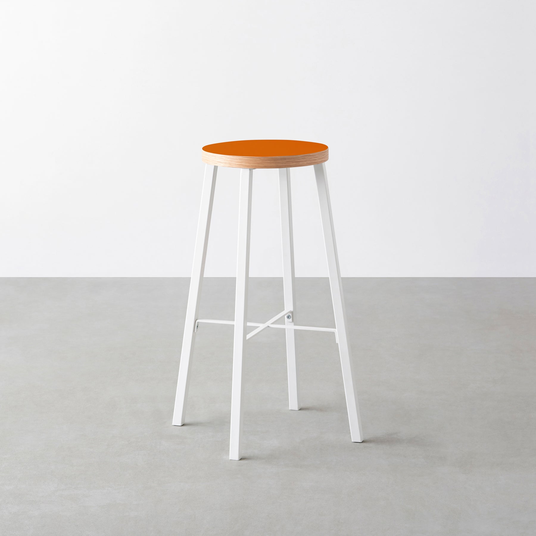 Kanademonoのリノリウム Orange_blast　Round座面とホワイトのSlant_Bar脚を合わせたシンプルモダンなHighスツール