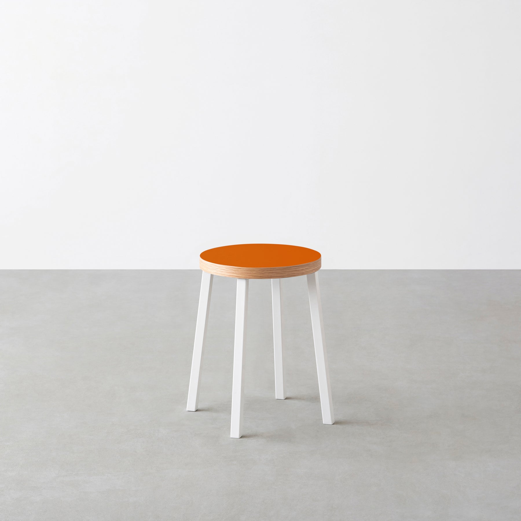 KanademonoのリノリウムOrange_blast Round座面とホワイトのSlant Bar脚を合わせたシンプルモダンなスツール