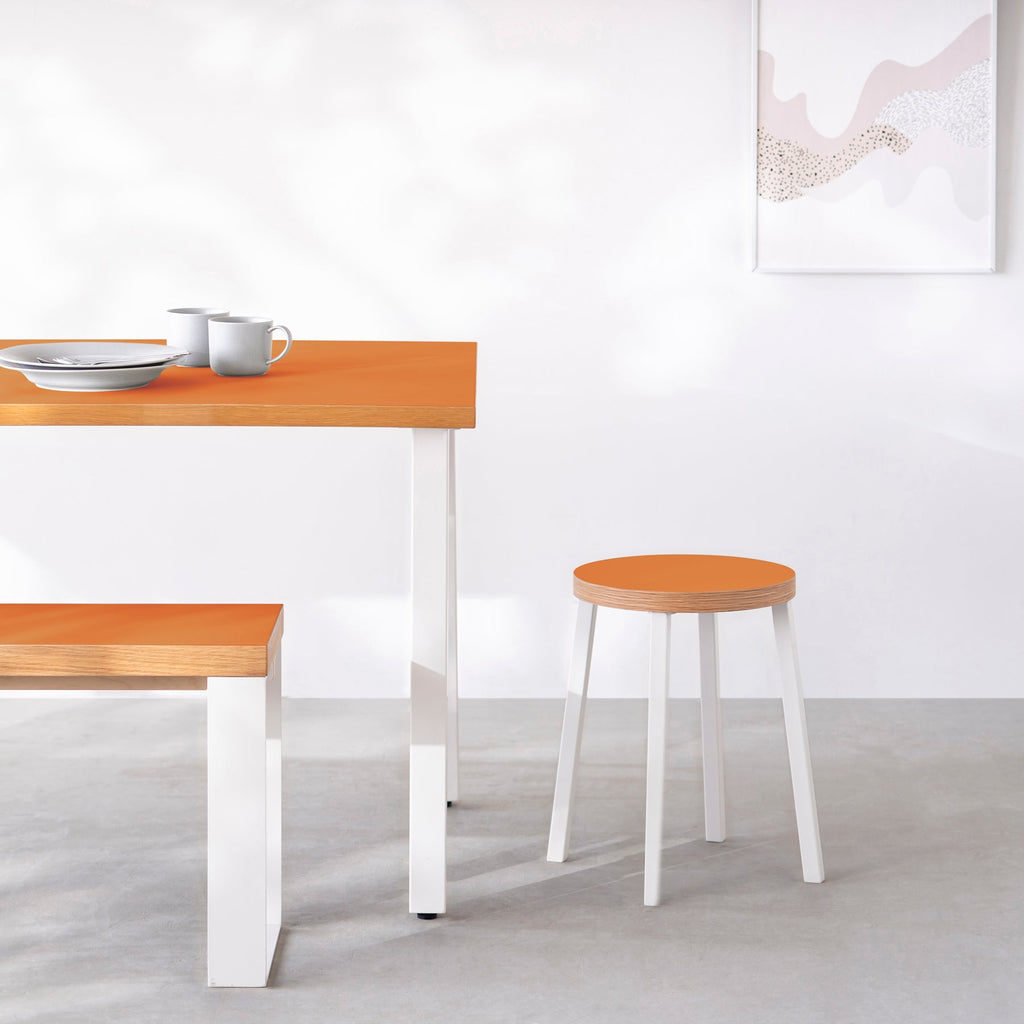 KanademonoのリノリウムOrange_blast Round座面とホワイトのSlant Bar脚を合わせたシンプルモダンなスツール（使用例）