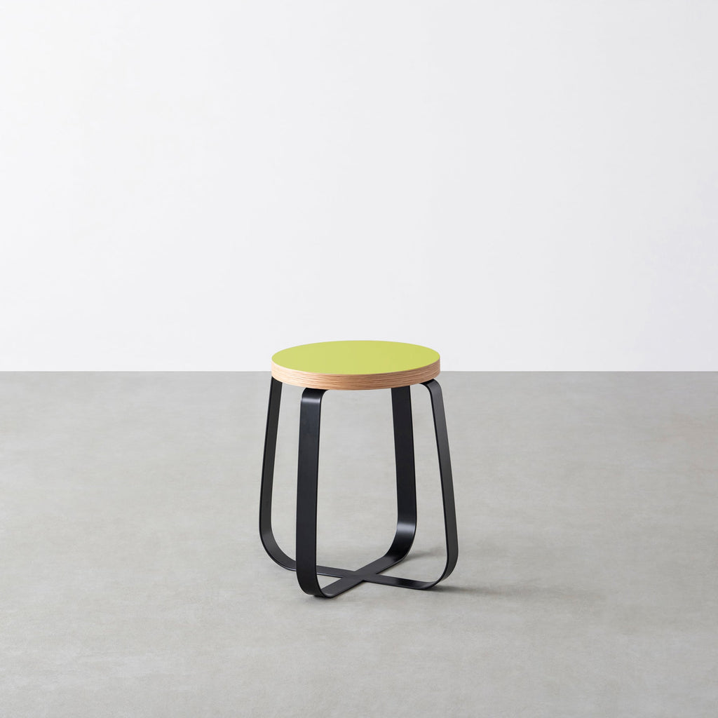 KanademonoのリノリウムSpring_green Round座面とブラックのCross Plate脚を合わせたシンプルモダンなスツール