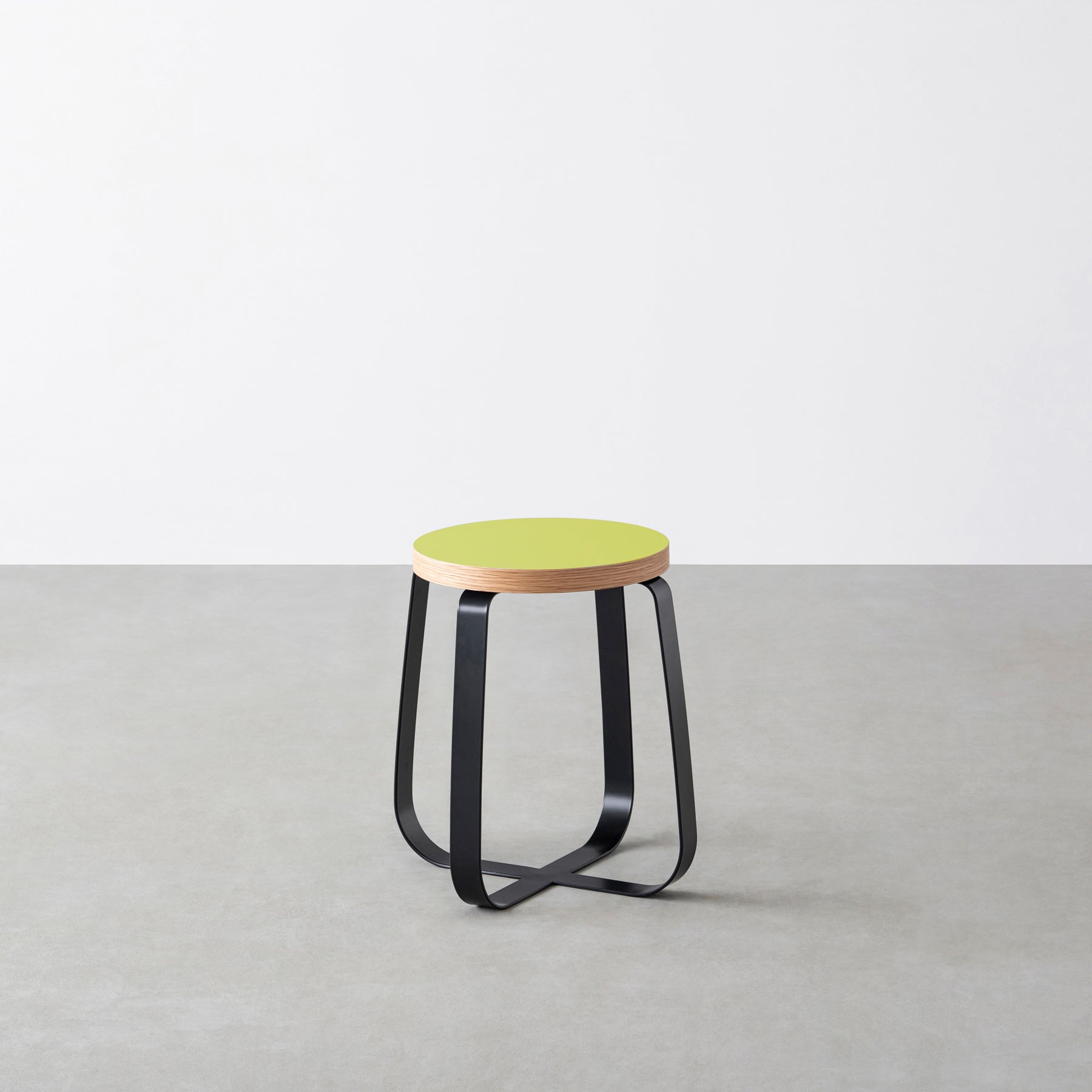 KanademonoのリノリウムSpring_green Round座面とブラックのCross Plate脚を合わせたシンプルモダンなスツール