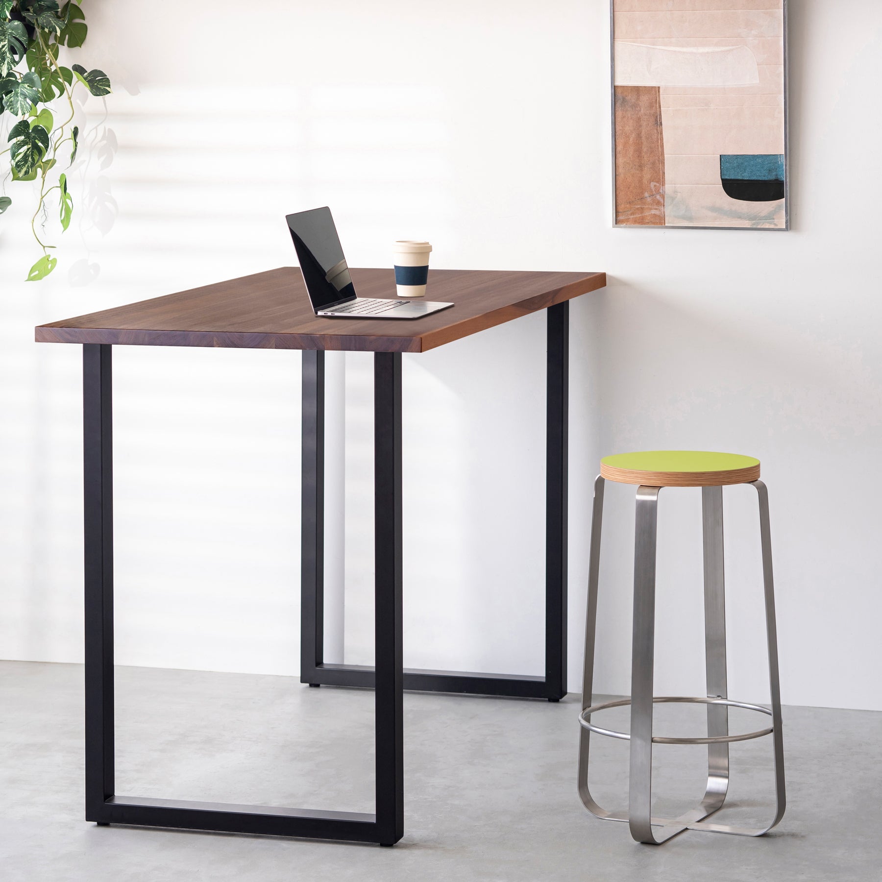 KanademonoのリノリウムSpring_green Round座面とステンレスのCross_Plate脚を合わせたシンプルモダンなHighスツール（使用例）