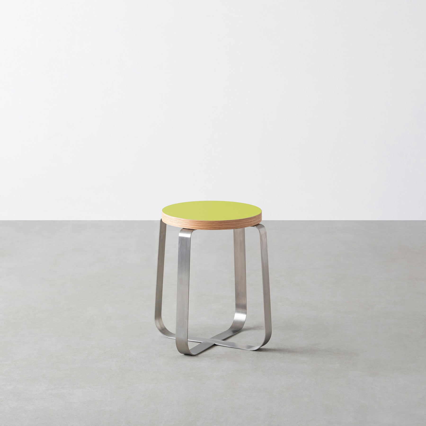 KanademonoのリノリウムSpring_green Round座面とステンレスのCross Plate脚を合わせたシンプルモダンなスツール