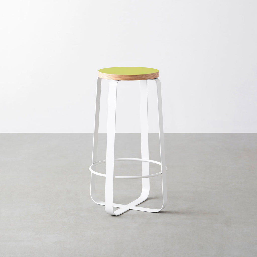 KanademonoのリノリウムSpring_green Round座面とホワイトのCross_Plate脚を合わせたシンプルモダンなHighスツール