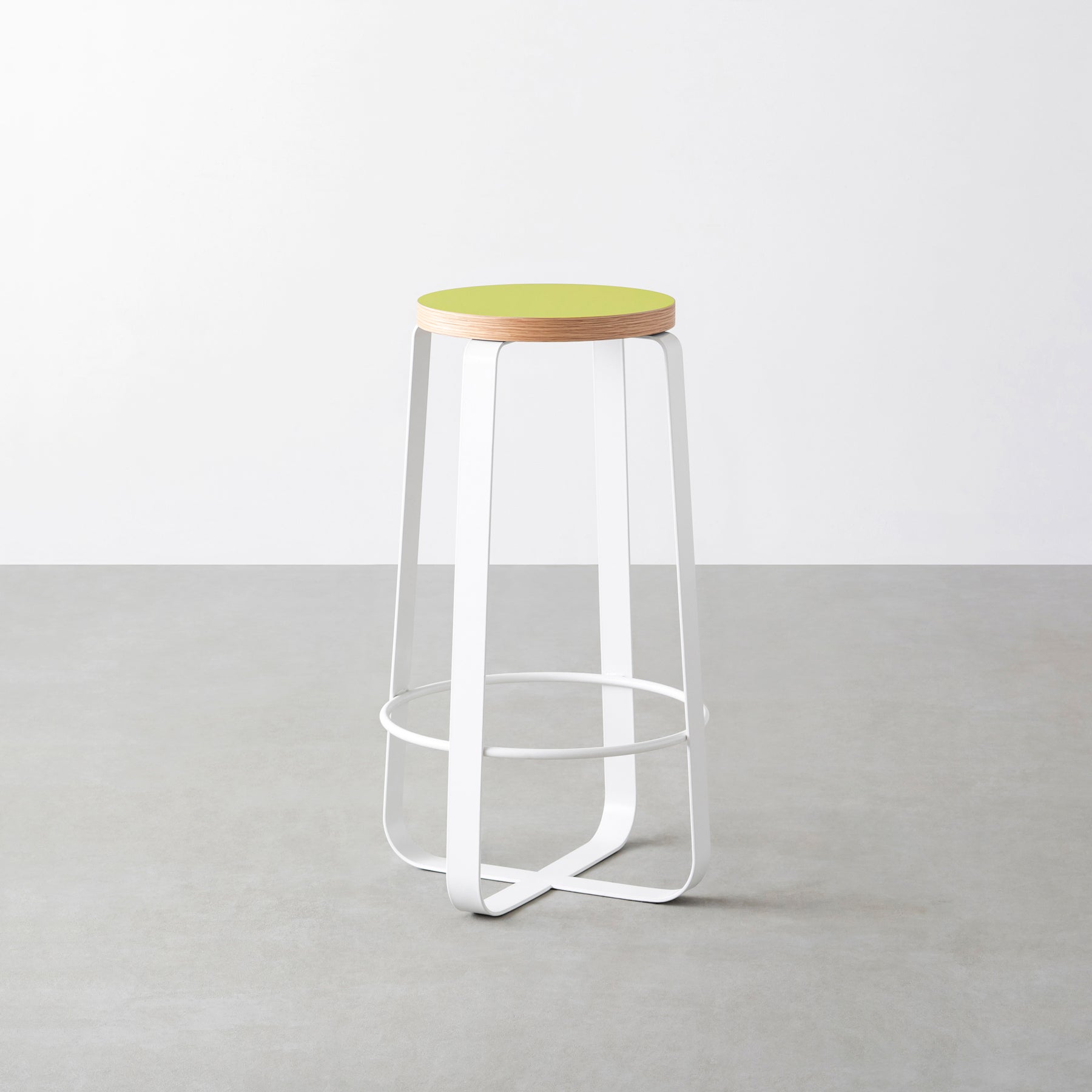 KanademonoのリノリウムSpring_green Round座面とホワイトのCross_Plate脚を合わせたシンプルモダンなHighスツール