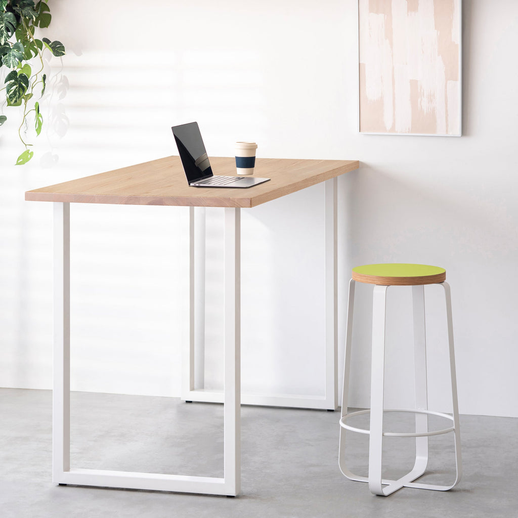 KanademonoのリノリウムSpring_green Round座面とホワイトのCross_Plate脚を合わせたシンプルモダンなHighスツール（使用例）