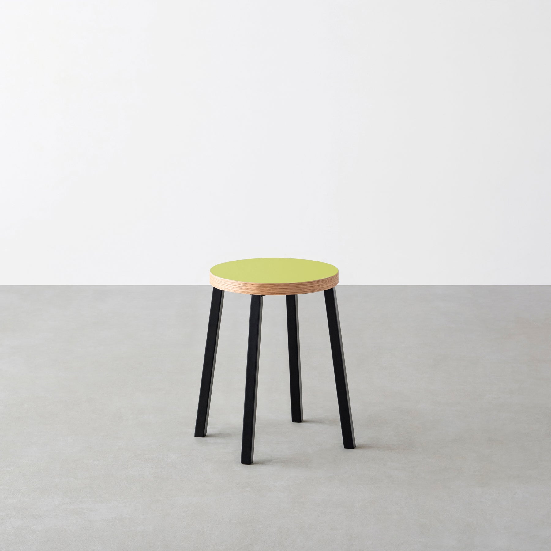 KanademonoのリノリウムSpring_green Round座面とブラックのSlant Bar脚を合わせたシンプルモダンなスツール