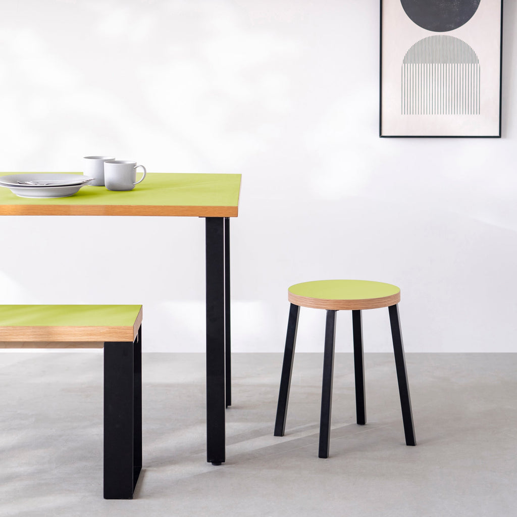 KanademonoのリノリウムSpring_green Round座面とブラックのSlant Bar脚を合わせたシンプルモダンなスツール（使用例）
